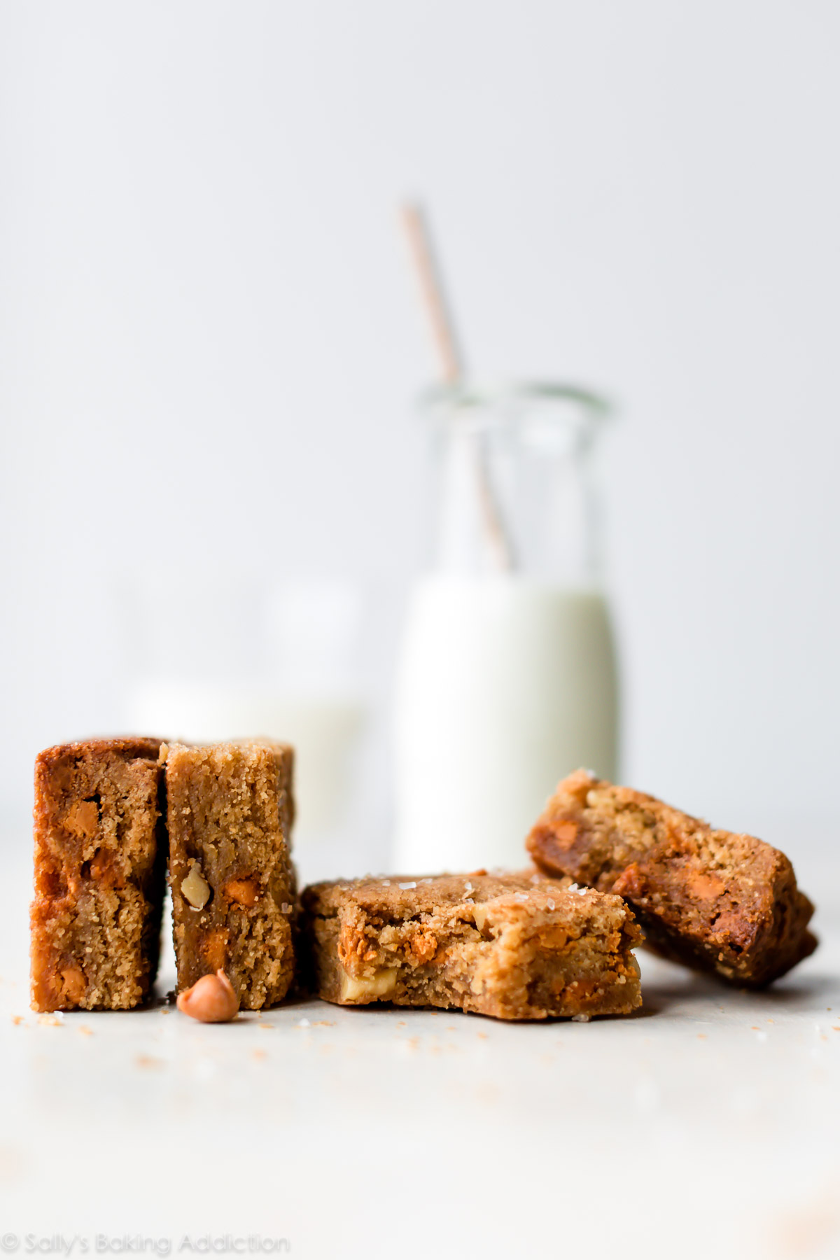 Blondies au caramel doux et salé faites avec du beurre brun, du sel de mer et des morceaux de caramel au beurre! Recette facile sans mélangeur sur sallysbakingaddiction.com