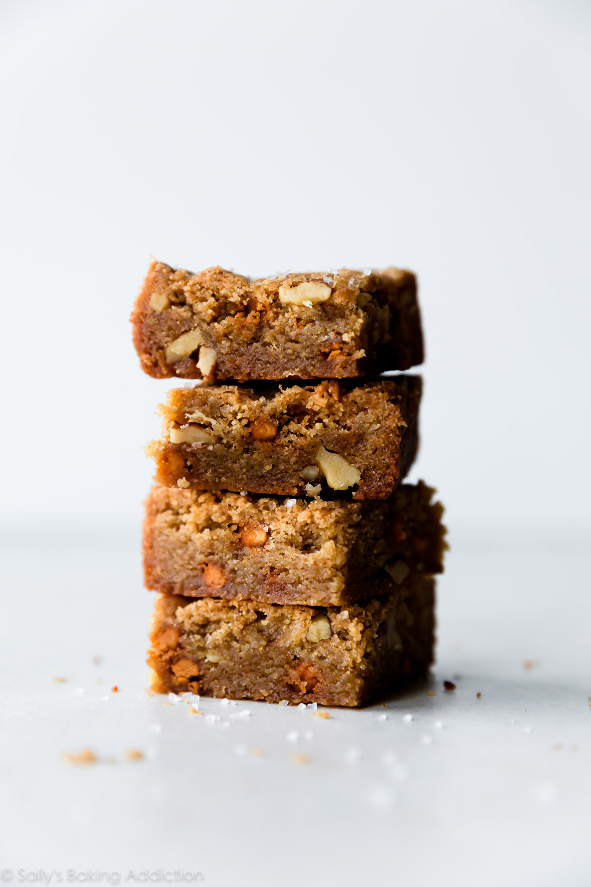 Blondies au caramel doux, salées, denses et moelleuses à base de beurre brun, de sel marin et de morceaux de caramel écossais! Recette facile sans mélangeur sur sallysbakingaddiction.com