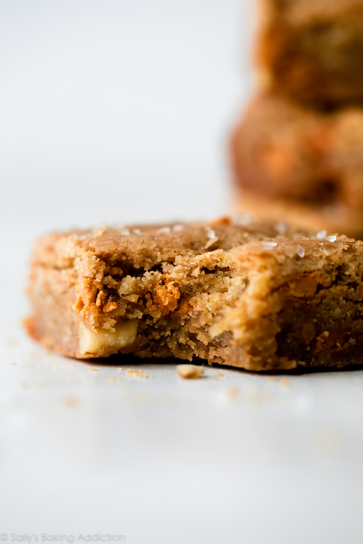 Blondies au caramel doux et salé faites avec du beurre brun, du sel de mer et des morceaux de caramel au beurre! Recette facile sans mélangeur sur sallysbakingaddiction.com