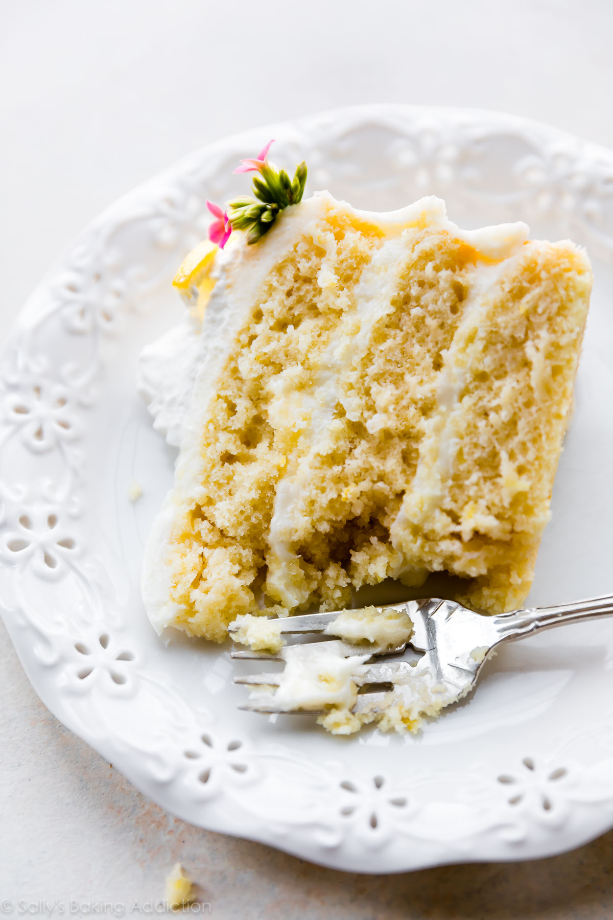 Gâteau moelleux au citron avec glaçage à la crème au beurre et au fromage à la crème au citron! Délicieuse recette de gâteau au citron fait maison sur sallysbakingaddiction.com