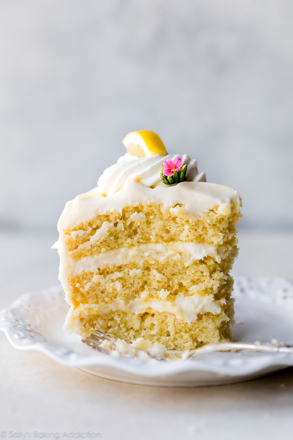 Gâteau moelleux au citron avec glaçage à la crème au beurre et au fromage à la crème au citron! Délicieuse recette de gâteau au citron fait maison sur sallysbakingaddiction.com