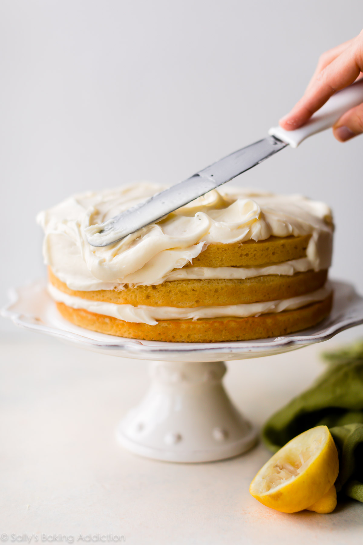 Gâteau moelleux au citron avec glaçage à la crème au beurre et au fromage à la crème au citron! Délicieuse recette de gâteau au citron fait maison sur sallysbakingaddiction.com