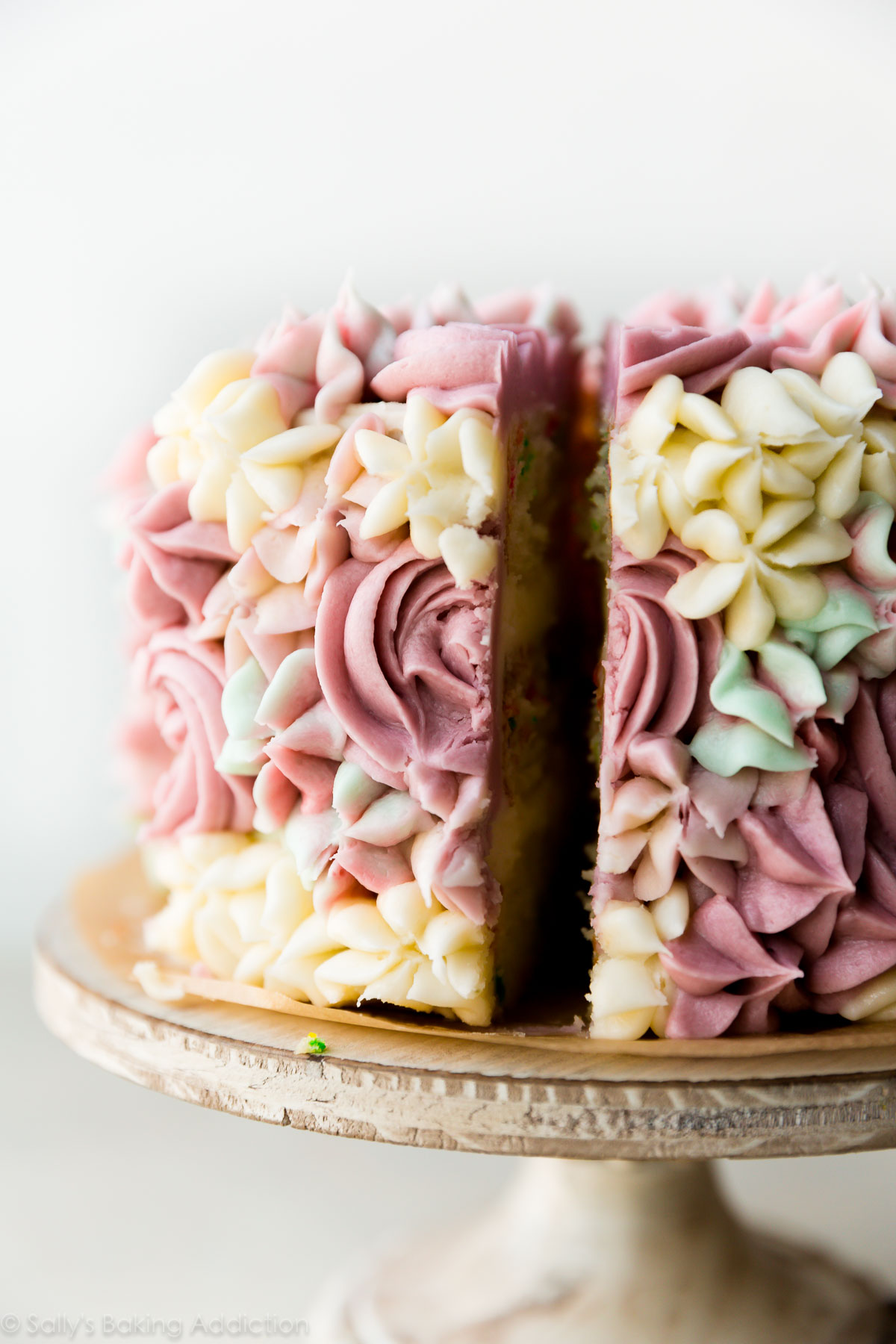 Décoration de glaçage floral facile sur le gâteau