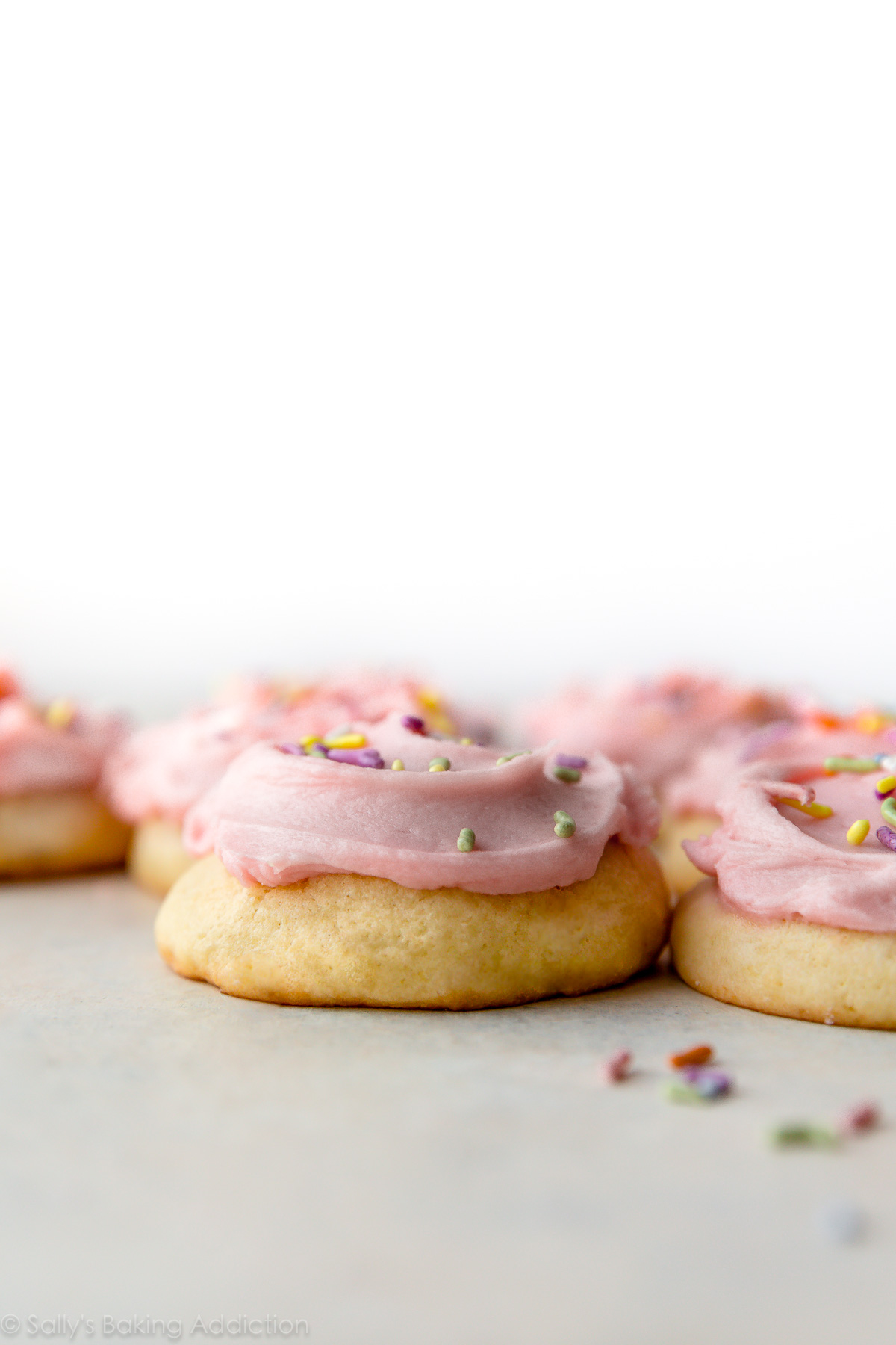 Ces biscuits au sucre moelleux et sucrés sont garnis de crème au beurre rose et de paillettes! Déposer la recette de biscuit au sucre sur sallysbakingaddiction.com