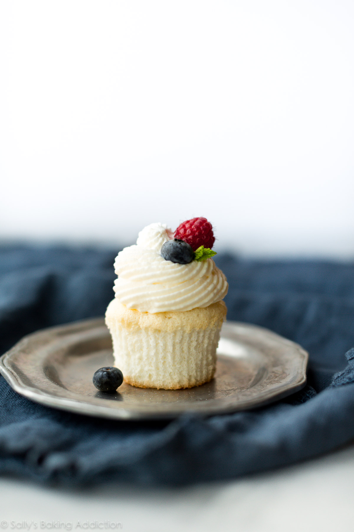 Cette recette facile de cupcakes à l'ange est le dessert léger parfait! Fabriqué à partir de quelques ingrédients, ce gâteau aux anges est léger comme l'air et garni de crème fouettée moelleuse. Recette sur sallysbakingaddiction.com