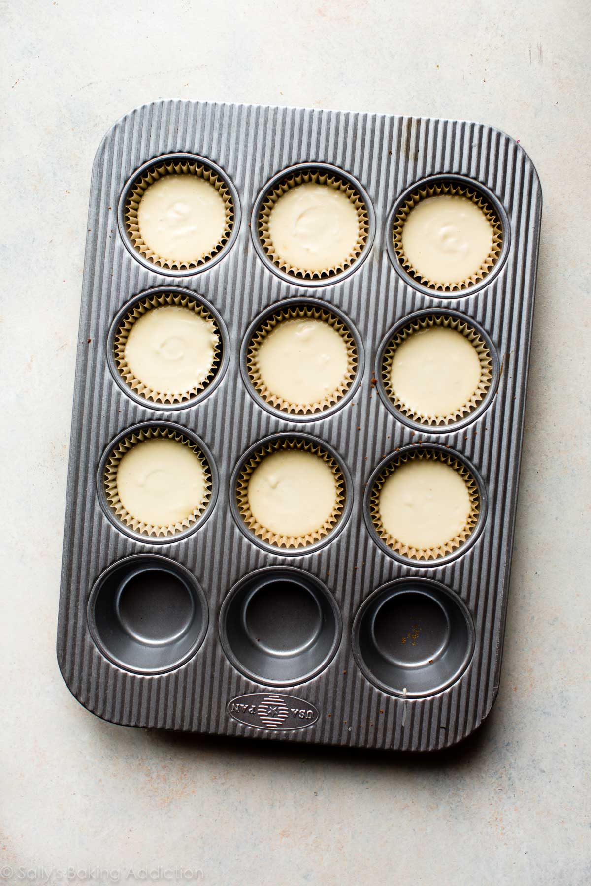 Faites cuire des gâteaux au fromage individuels dans un moule à muffins! Cette recette donne 9 mini-gâteaux au fromage. Recette sur sallysbakingaddiction.com