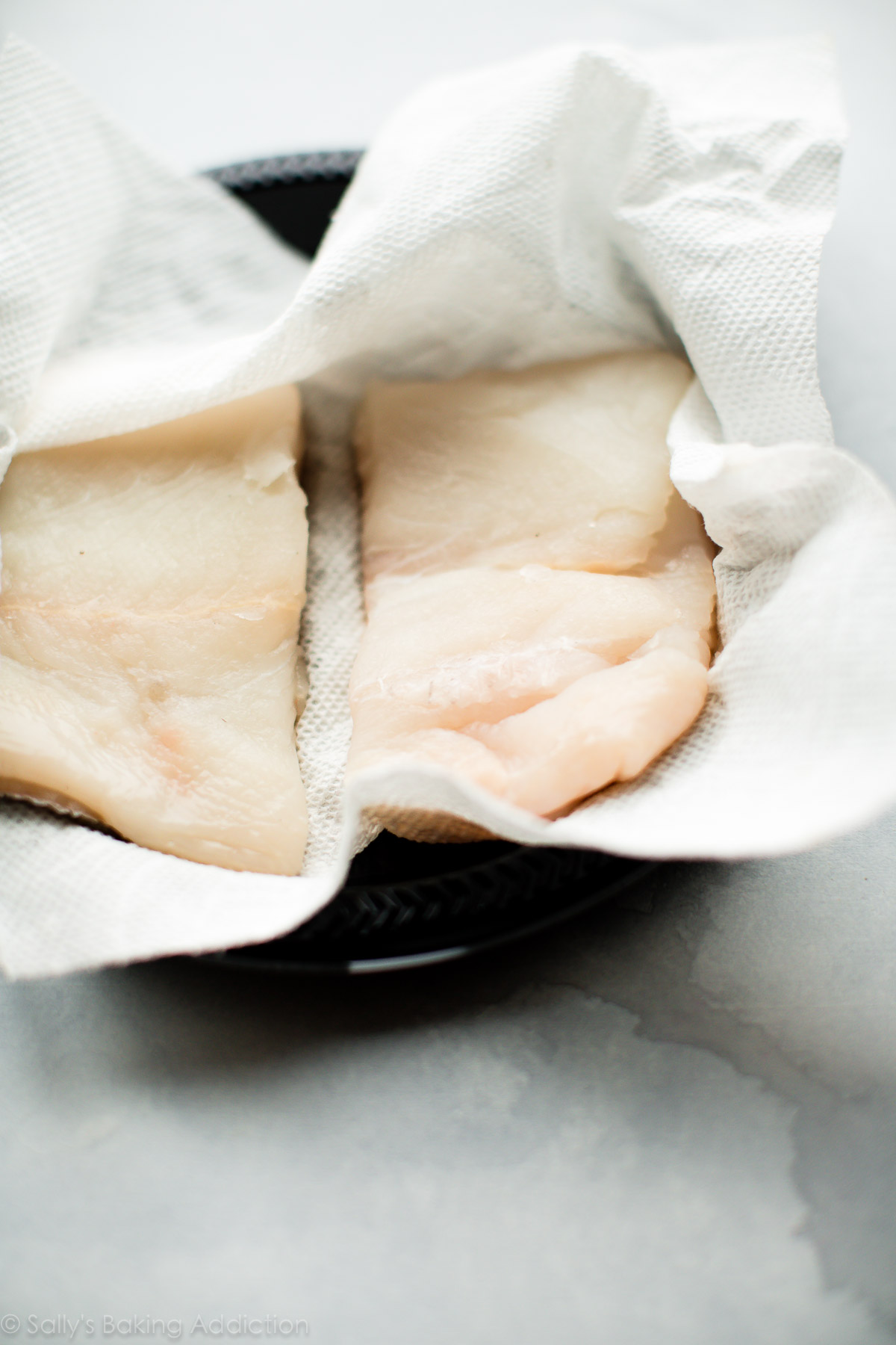 Épongez l'excès d'humidité du poisson avant de saisir pour une croûte croustillante