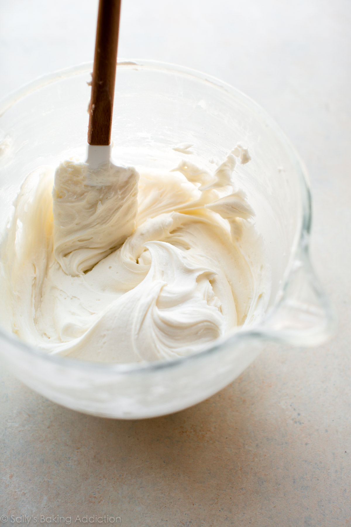 Recette de crème au beurre à la vanille sur sallysbakingaddiction.com