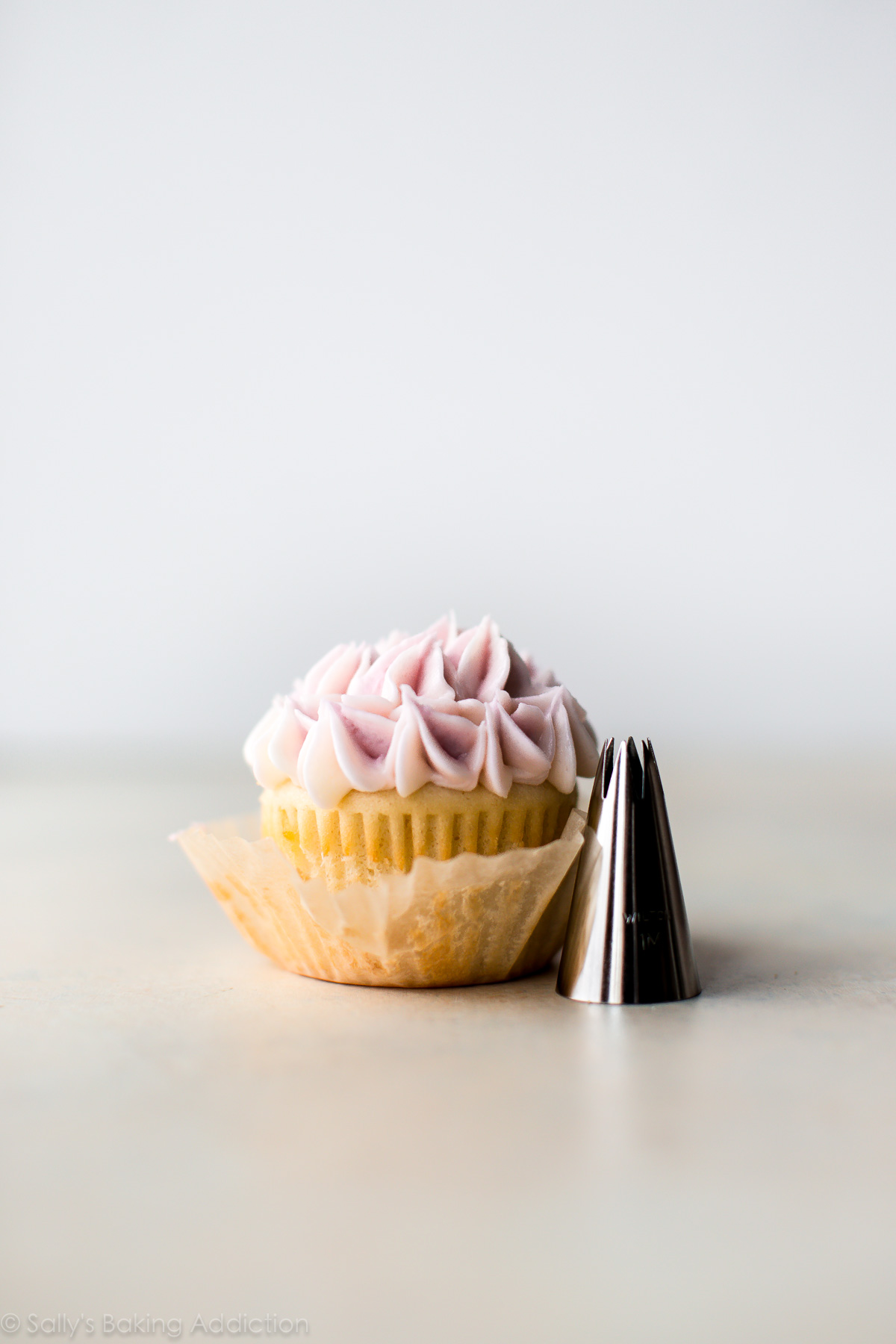 Comment faire des cupcakes d'hortensia avec un tutoriel vidéo sur sallysbakingaddiction.com
