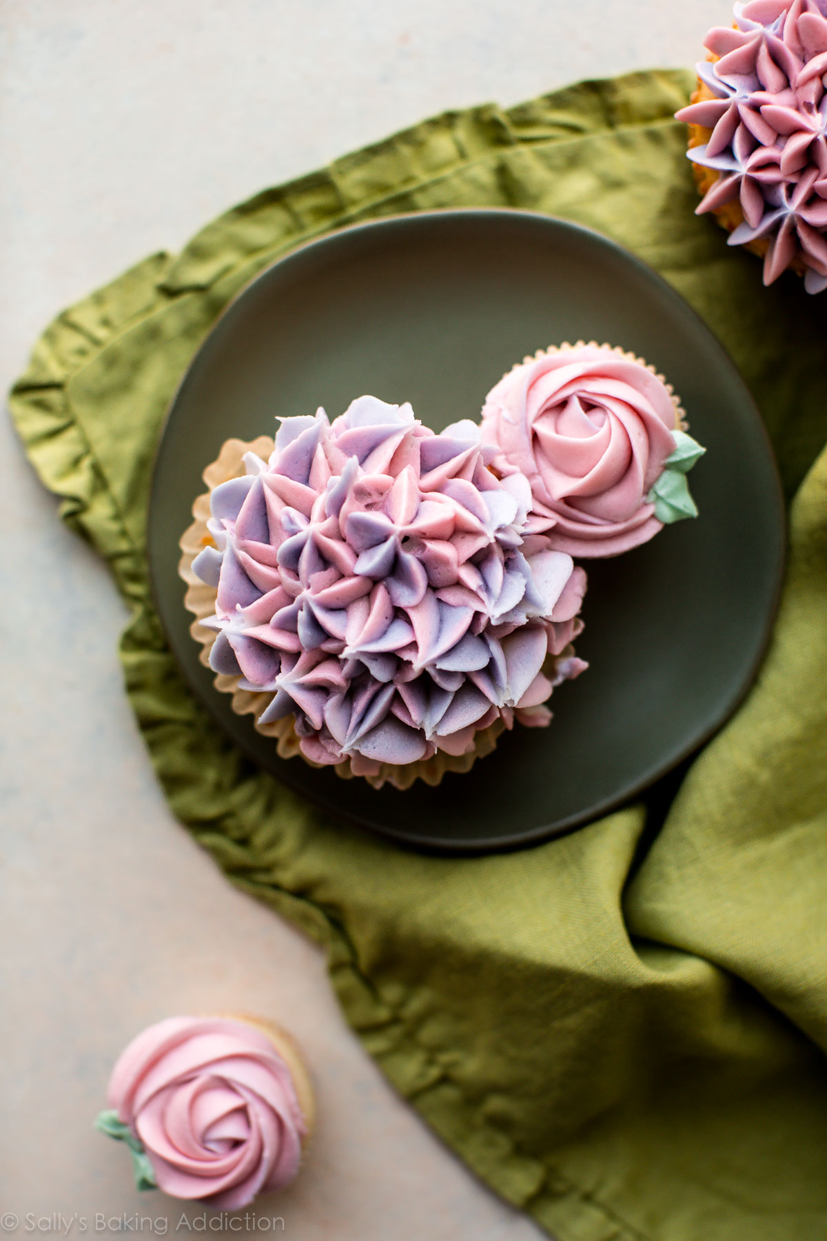 Comment faire un bouquet de cupcakes avec des cupcakes roses décorés et des cupcakes d'hortensia! Tutoriel vidéo sur sallysbakingaddiction.com