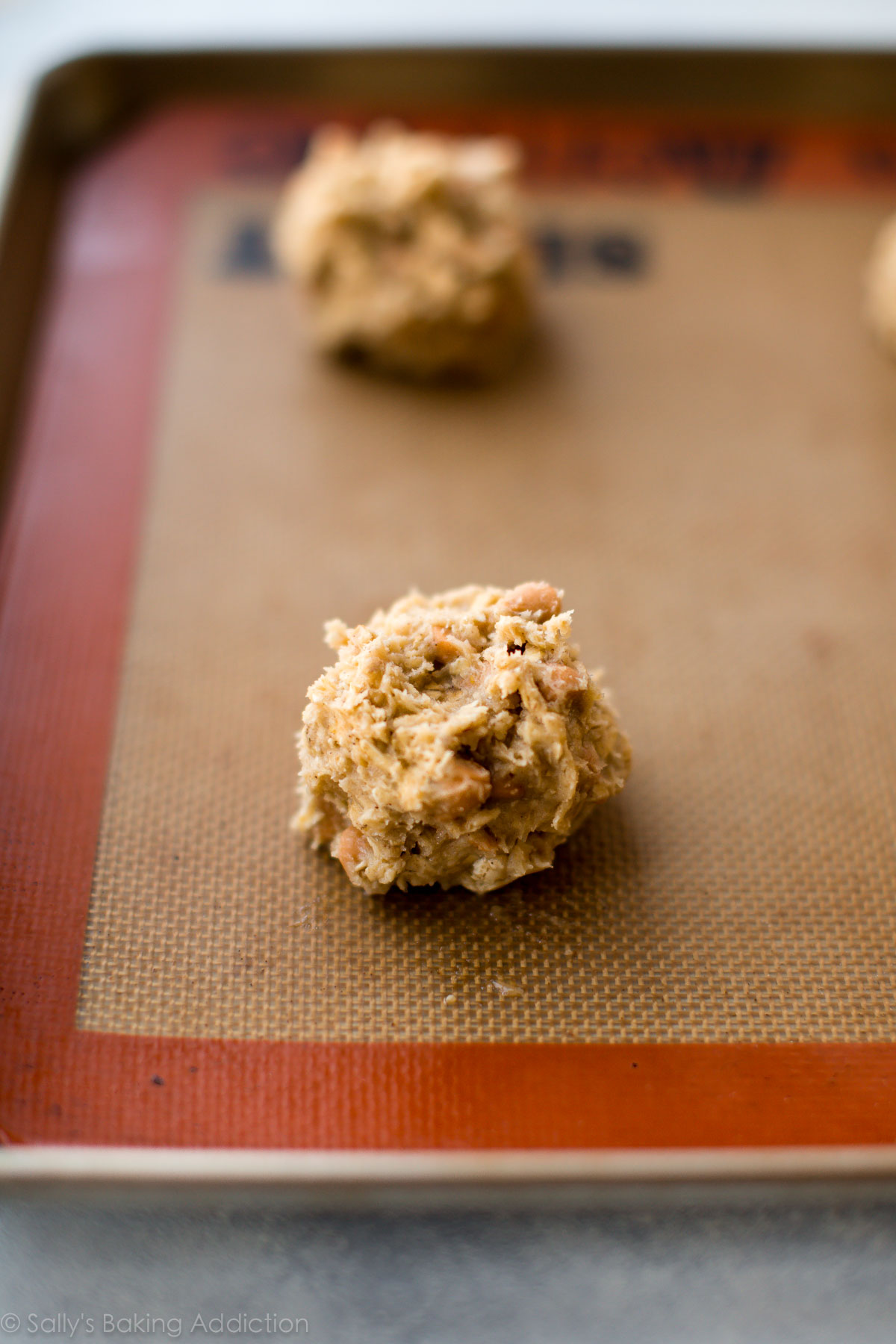 Comment façonner la pâte à biscuits pour de beaux biscuits au caramel écossais à l'avoine sur sallysbakingaddiction.com