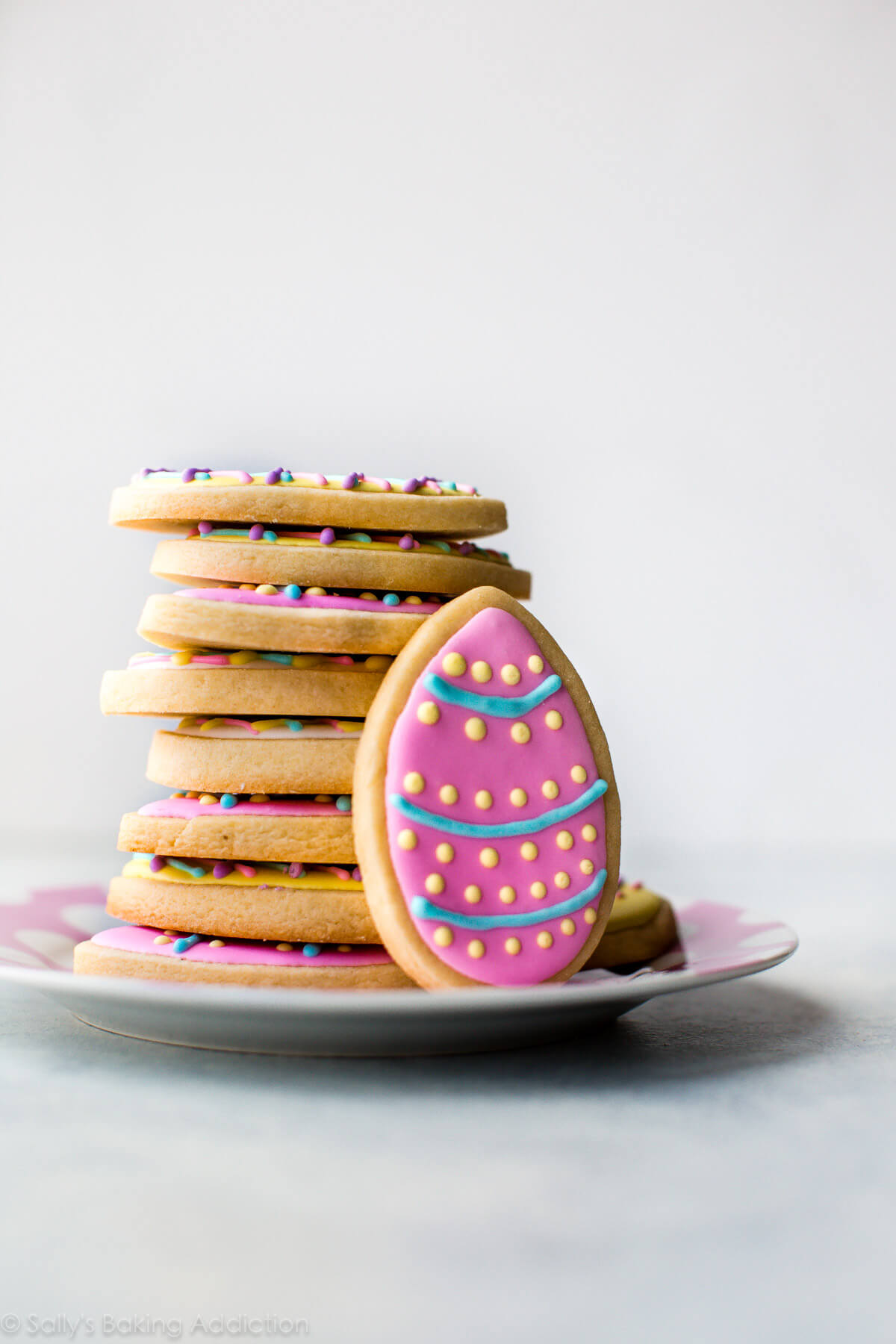 Comment faire des biscuits au sucre d'oeuf de Pâques décorés! Recette sur sallysbakingaddiction.com