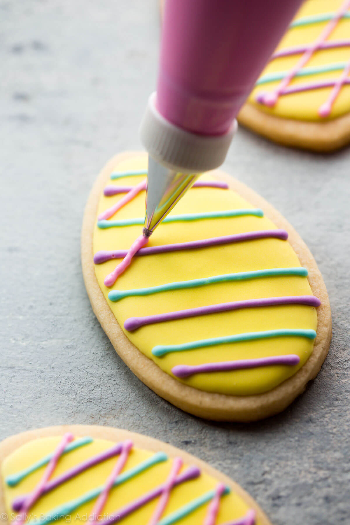 Comment faire des biscuits au sucre d'oeuf de Pâques décorés! Recette sur sallysbakingaddiction.com