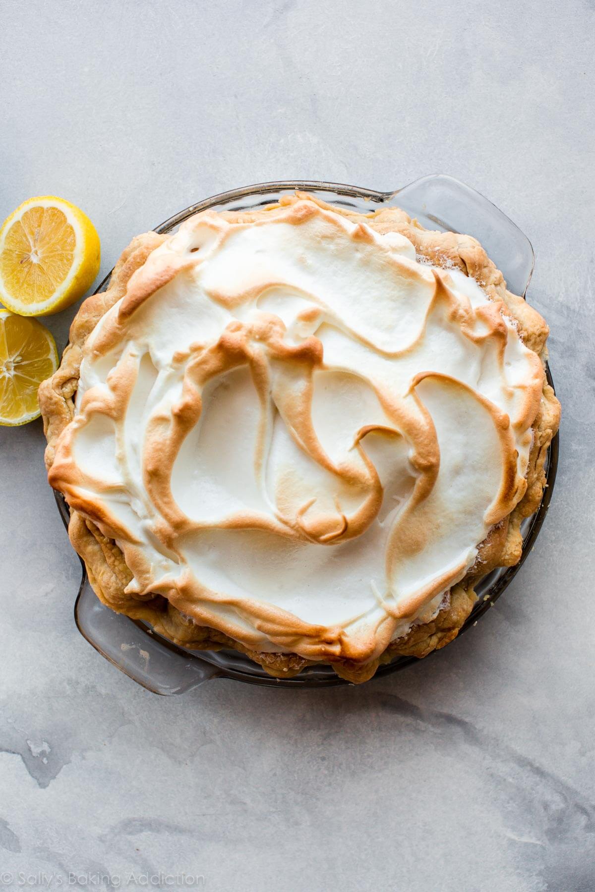 Apprenez à faire une tarte au citron meringuée classique avec une garniture crémeuse et sucrée au citron, une délicieuse meringue et une croûte de tarte feuilletée maison! Recette sur sallysbakingaddiction.com