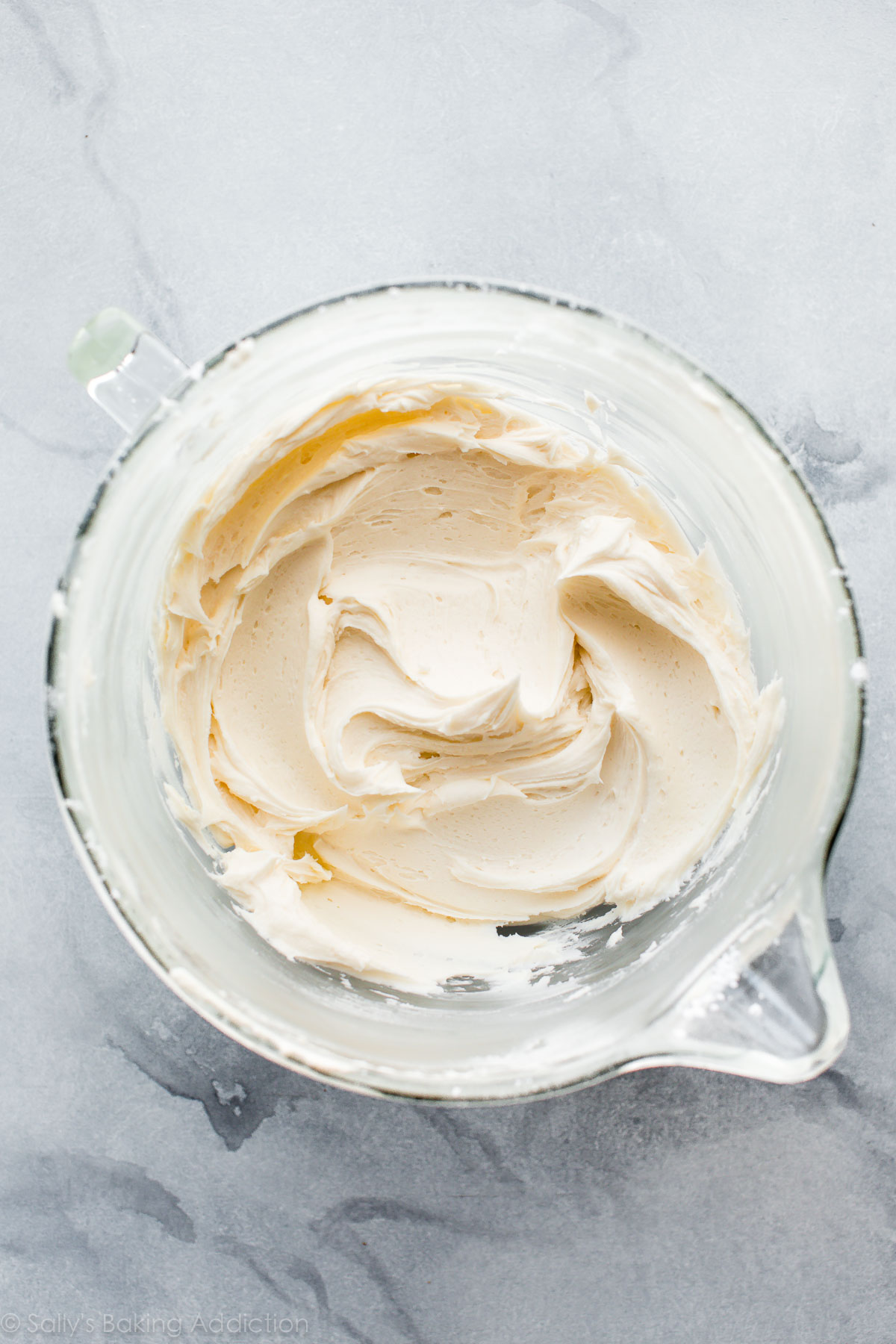 Crème au beurre à la vanille pour un gâteau nu sur sallysbakingaddiction.com