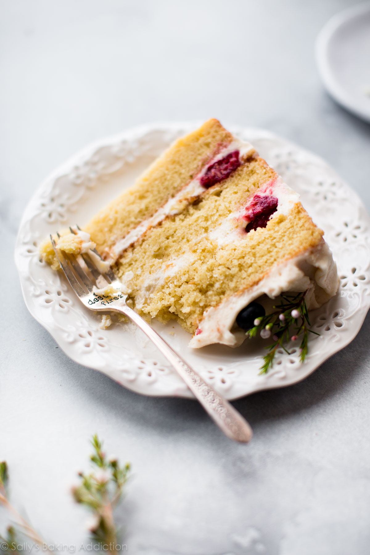 Comment faire un beau gâteau nu avec des baies fraîches, un gâteau à la vanille et une crème au beurre à la vanille. Gâteau de mariage fait maison sur sallysbakingaddiction.com