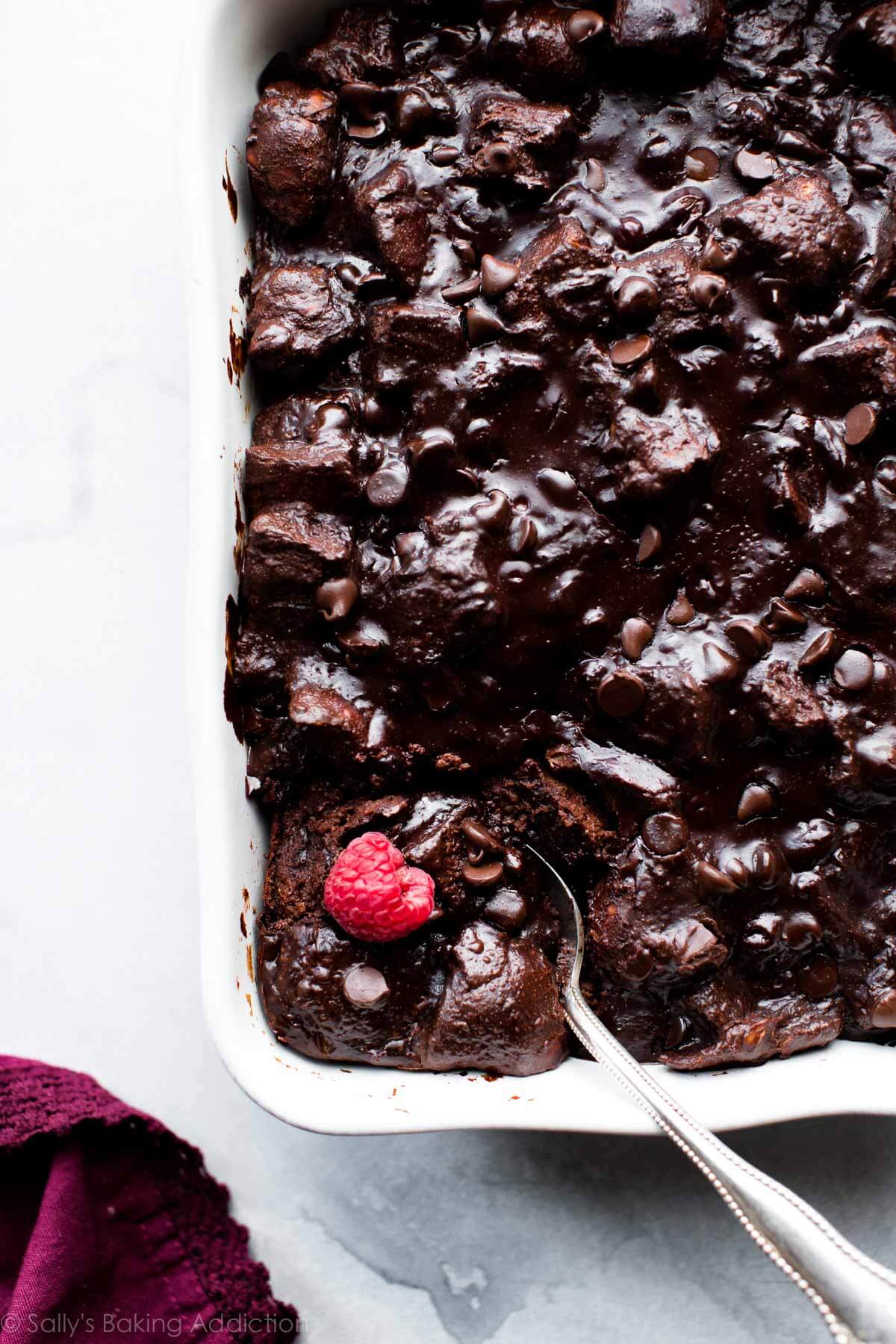 Ce pudding au pain au chocolat noir a le goût d'une poêle de brownies chauds et fondants. Pour le meilleur goût et la meilleure texture, utilisez du pain challah et du vrai chocolat. Recette sur sallysbakingaddiction.com
