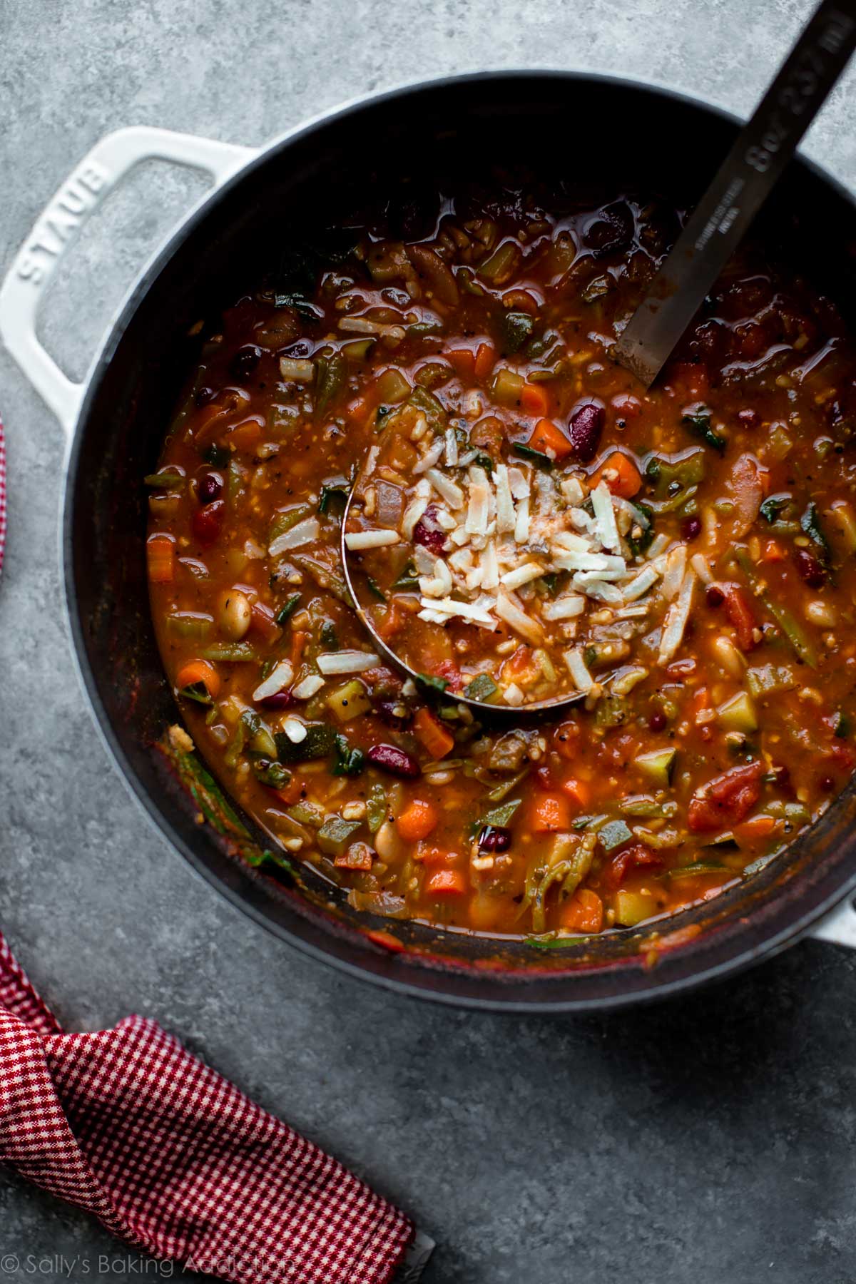 Cette soupe minestrone épaisse et copieuse satisfait! Plein de légumes sains et débordant de saveur savoureuse et réconfortante. Recette sur sallysbakingaddiction.com