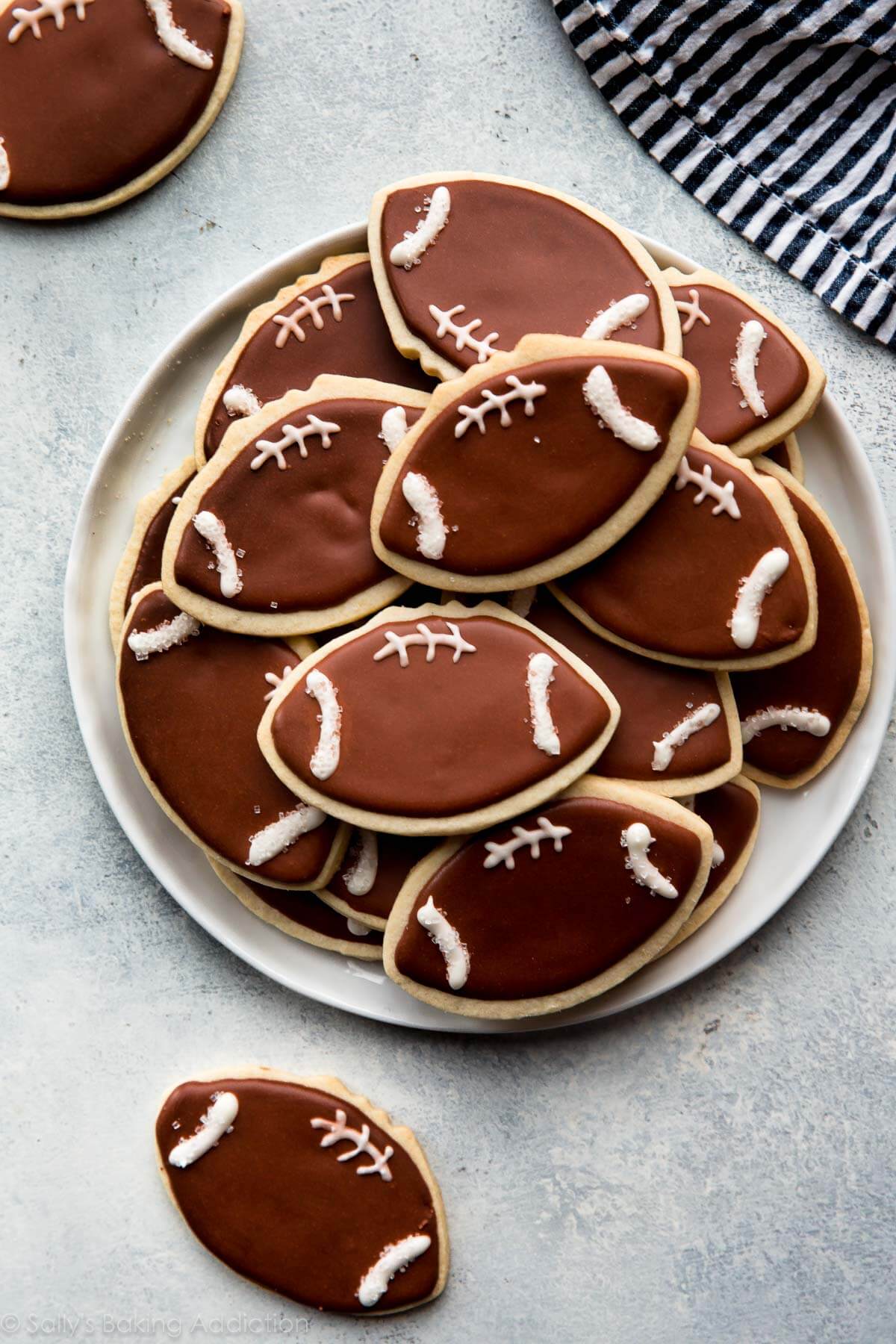 Comment faire des cookies de football adorablement décorés! Recette sur sallysbakingaddiction.com