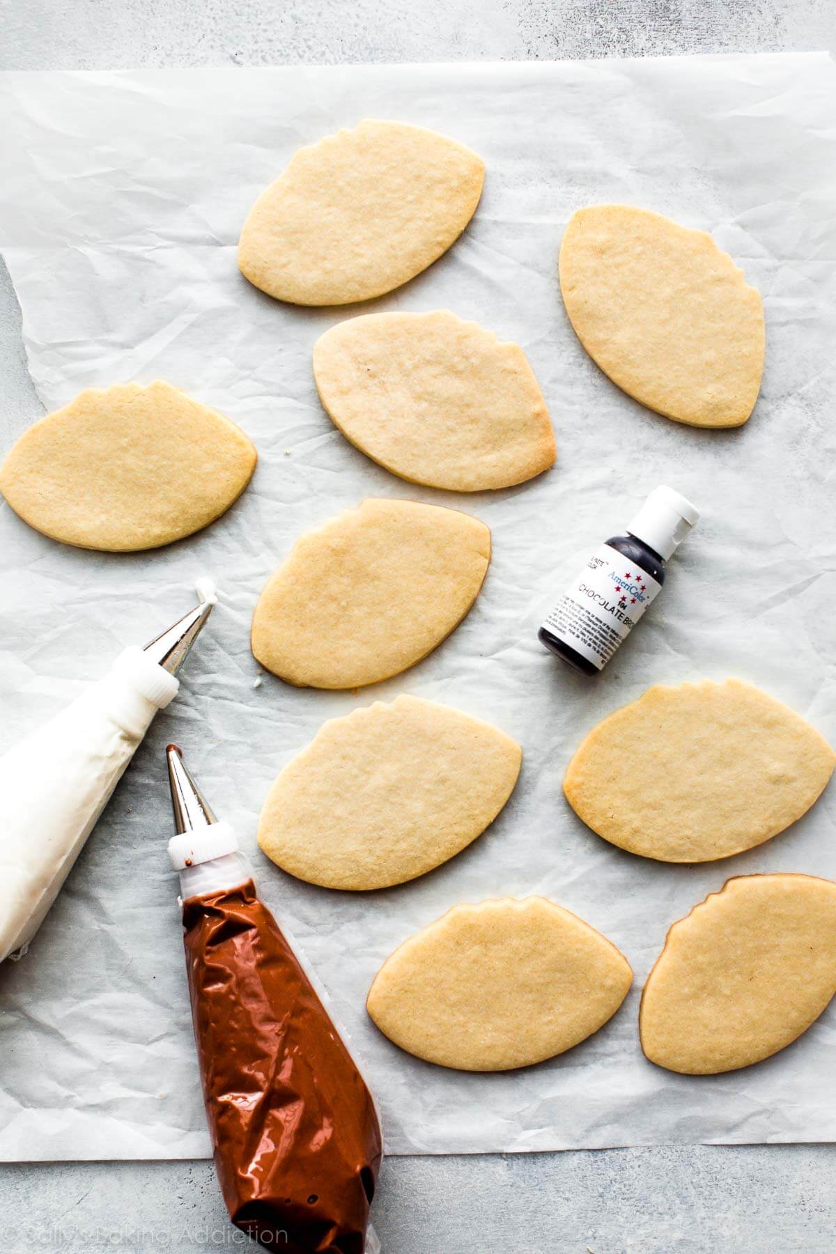 Comment faire des cookies de football adorablement décorés! Recette sur sallysbakingaddiction.com