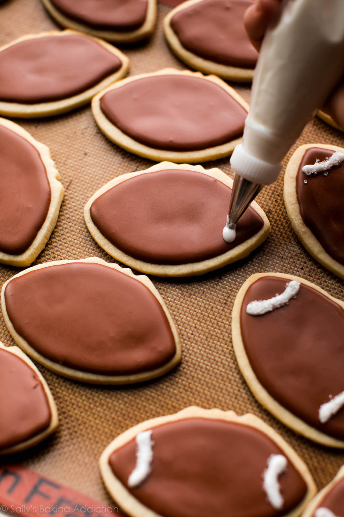 Comment faire des cookies de football adorablement décorés! Recette sur sallysbakingaddiction.com