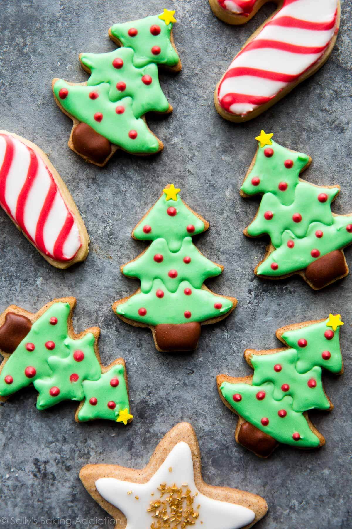 Créez de magnifiques biscuits au sucre de Noël décorés avec cette impressionnante recette de biscuit au sucre et de glaçage royal! sallysbakingaddiction.com
