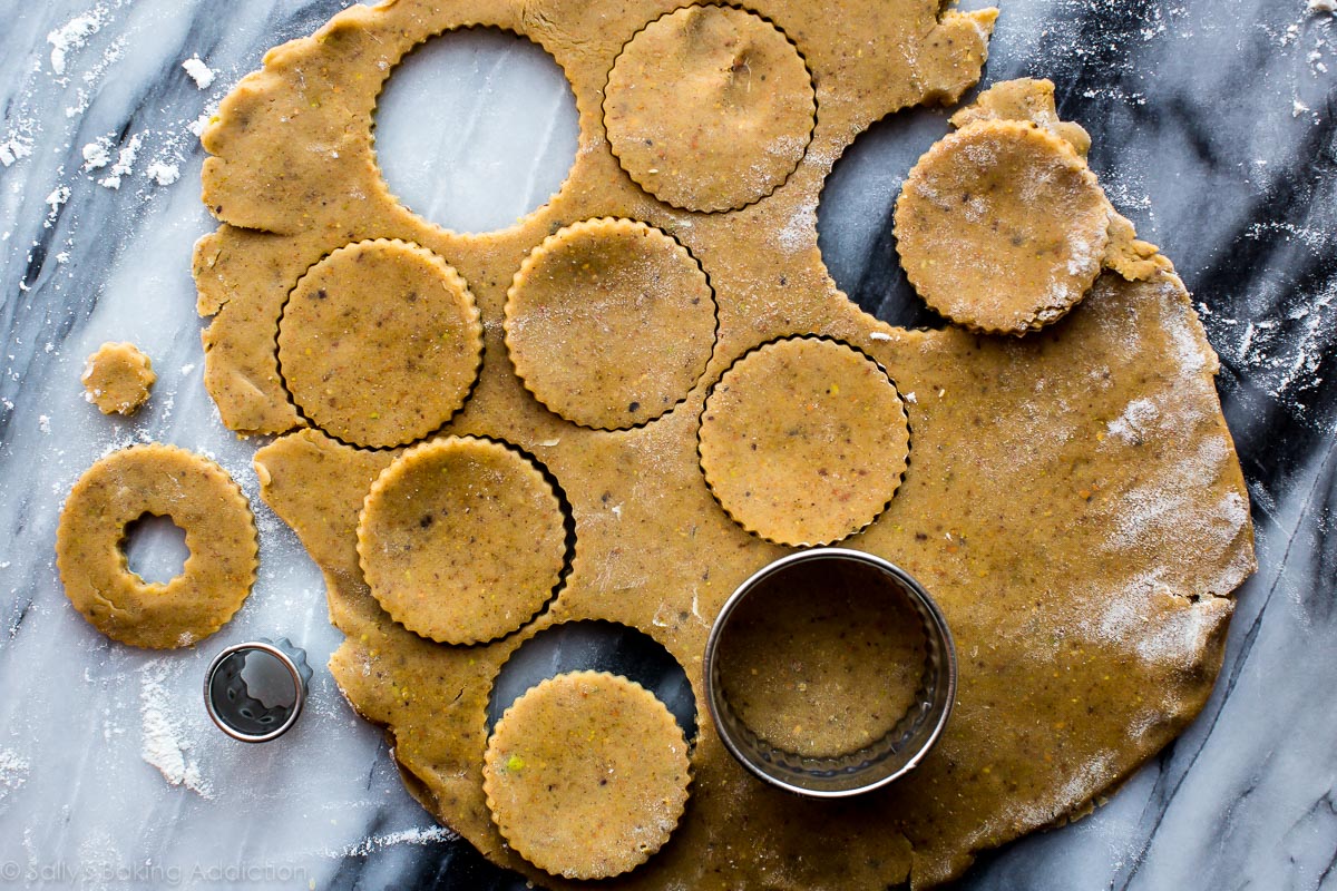 Couper la pâte à biscuits pour les cookies Linzer sur sallysbakingaddiction.com