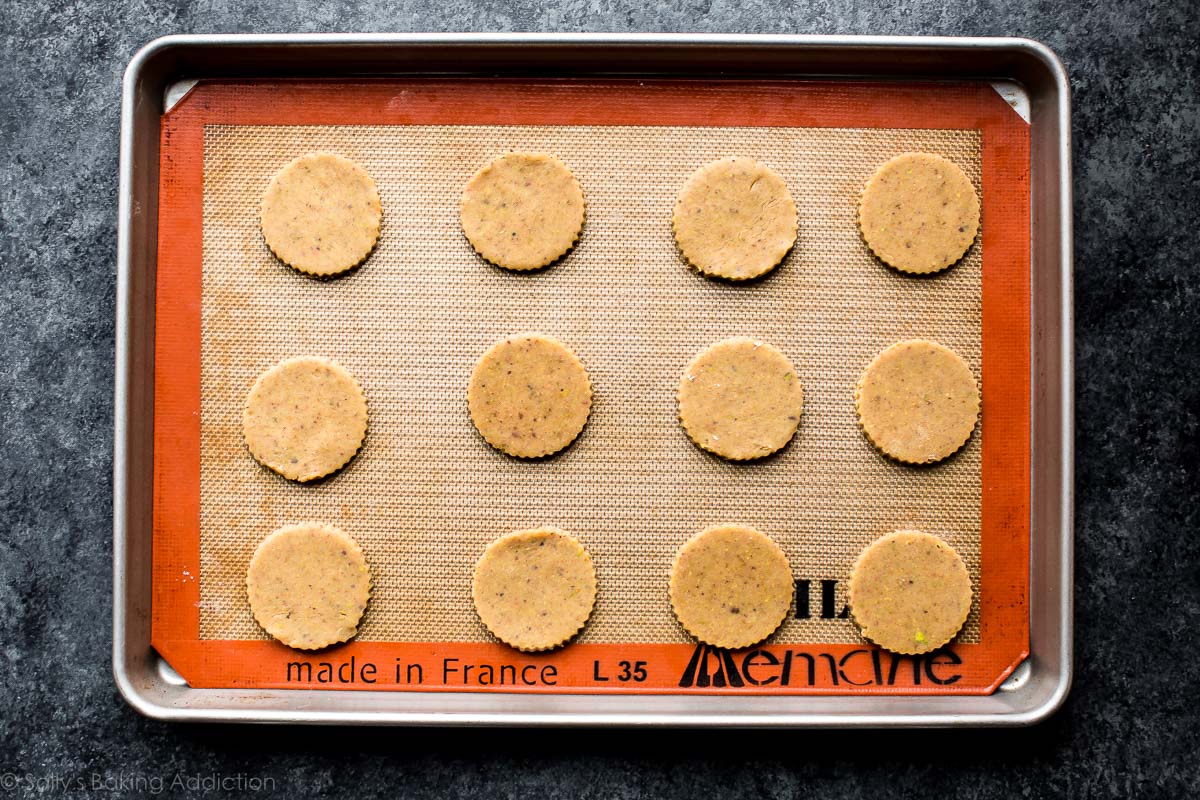 Pâte à biscuits en forme pour les cookies linzer sur sallysbakingaddiction.com
