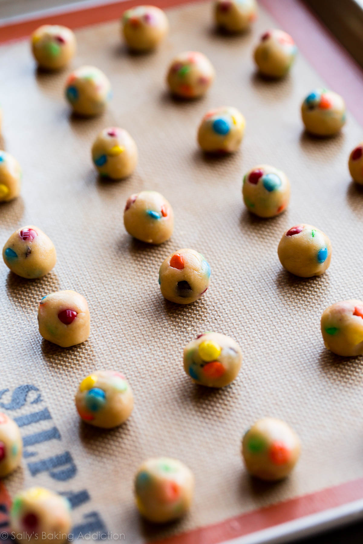 Comment faire des mini cookies M&M super minuscules et adorables sur sallysbakingaddiction.com