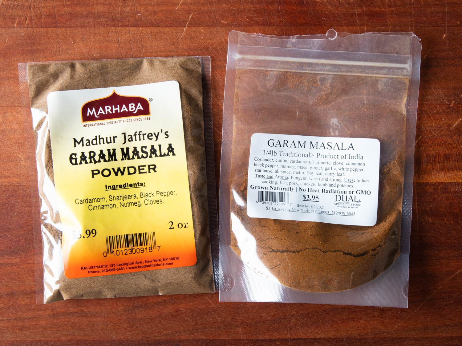 Comparaison côte à côte des listes d'ingrédients pour deux garam masalas achetés en magasin