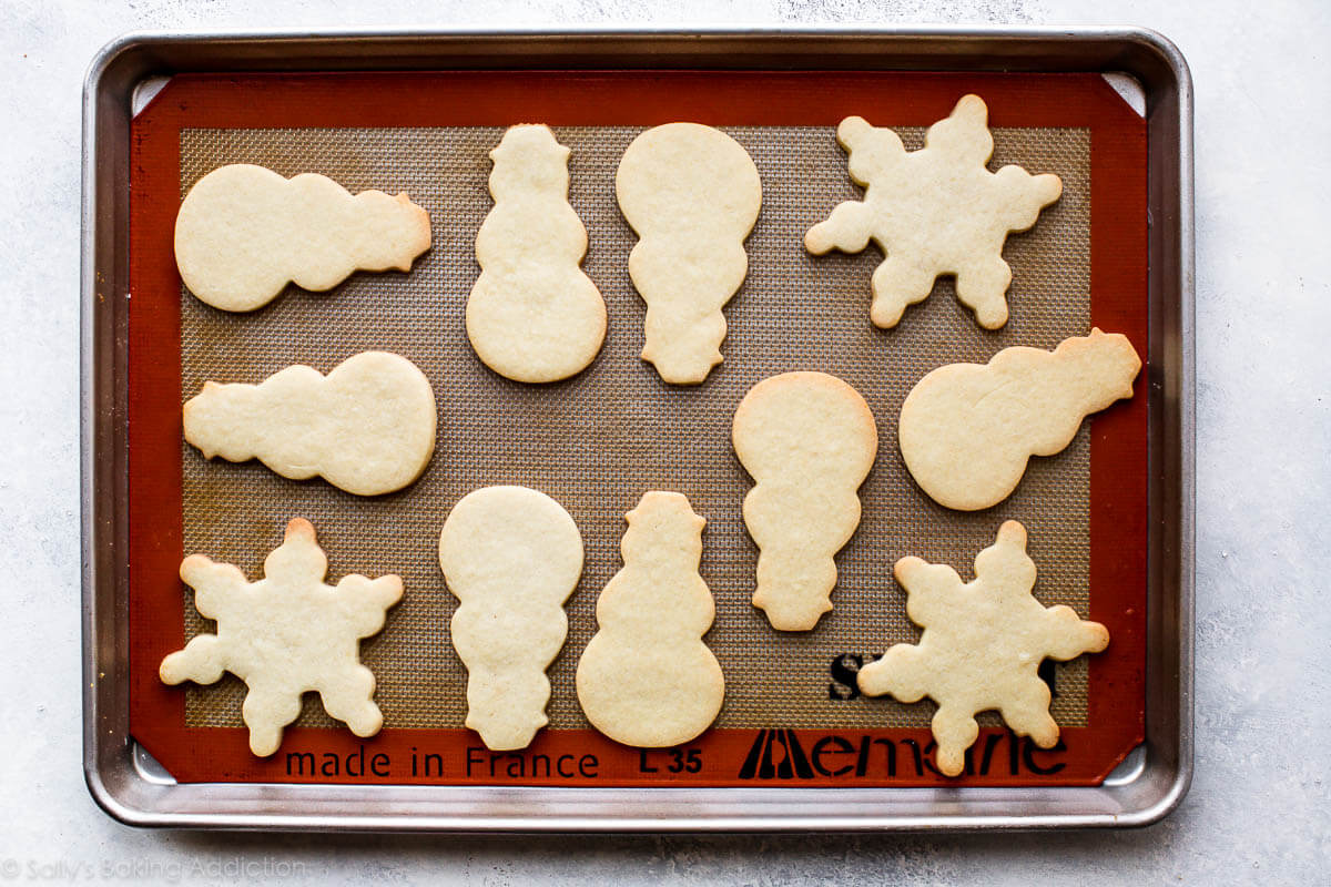 biscuits au sucre bonhomme de neige et flocon de neige sur une plaque à pâtisserie