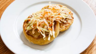 Photo of Pupusas au fromage et aux haricots (tortillas grillées salvadoriennes) avec une recette de salade de chou