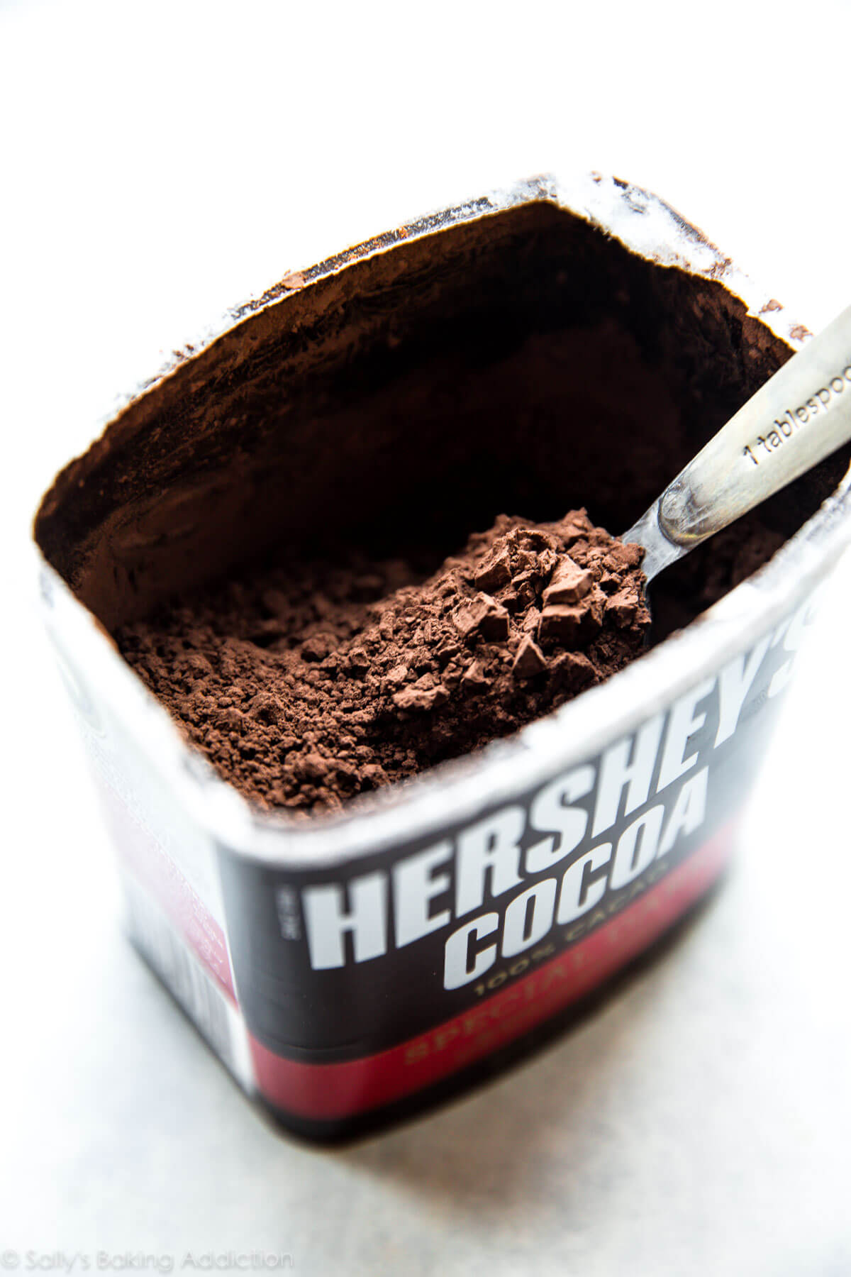 Hershey's Special Dark Cocoa sur sallysbakingaddiction.com