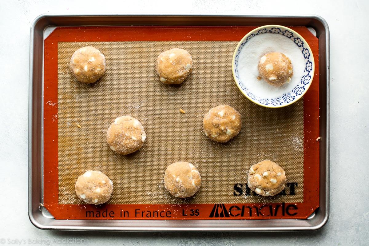 Boules de pâte à biscuits au beurre d'arachide au chocolat blanc sur sallysbakingaddiction.com