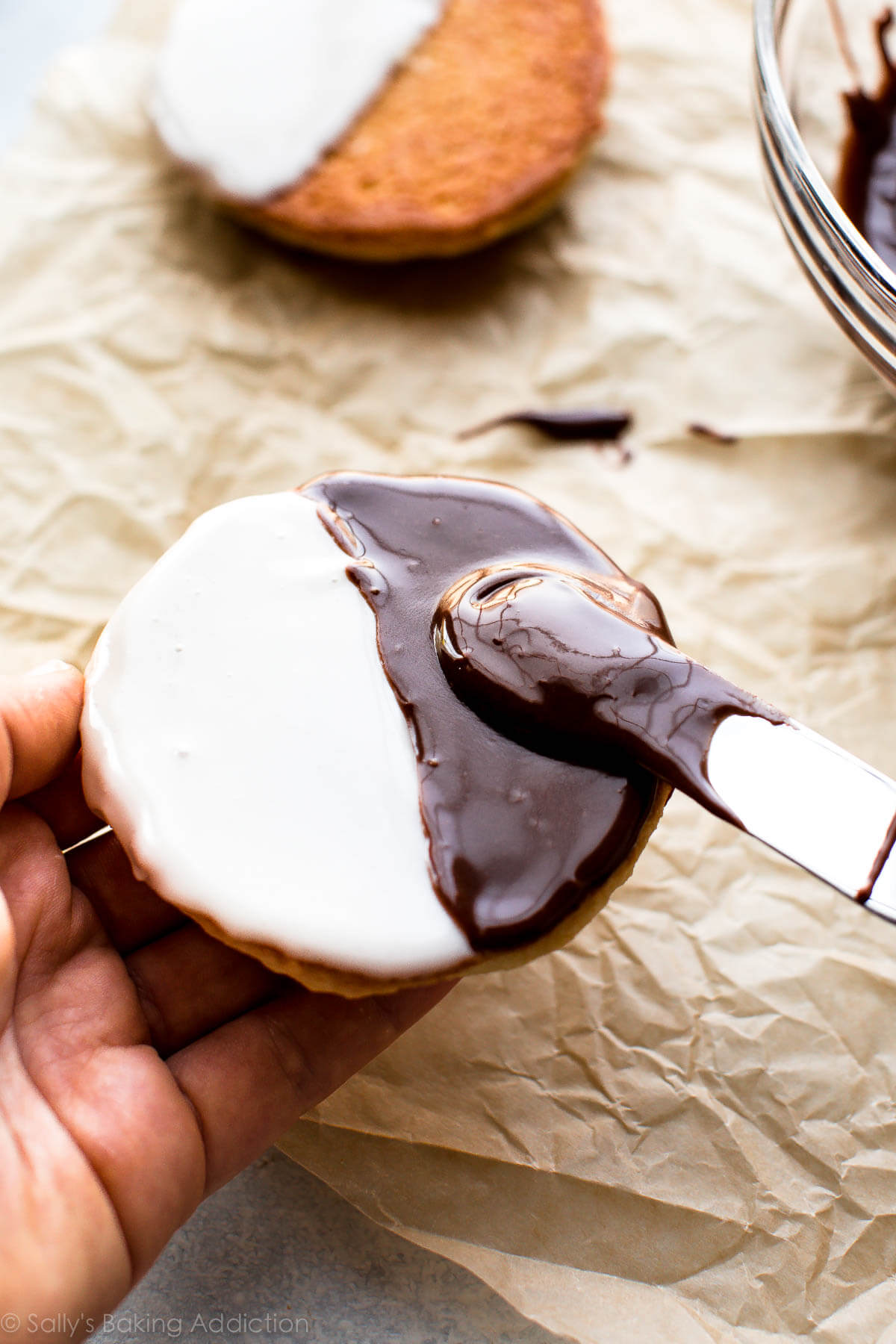 Une recette soigneusement testée et étonnamment simple pour des biscuits en noir et blanc à la new-yorkaise! Ces cookies en forme de gâteau sont irrésistibles! Recette sur sallysbakingaddiction.com