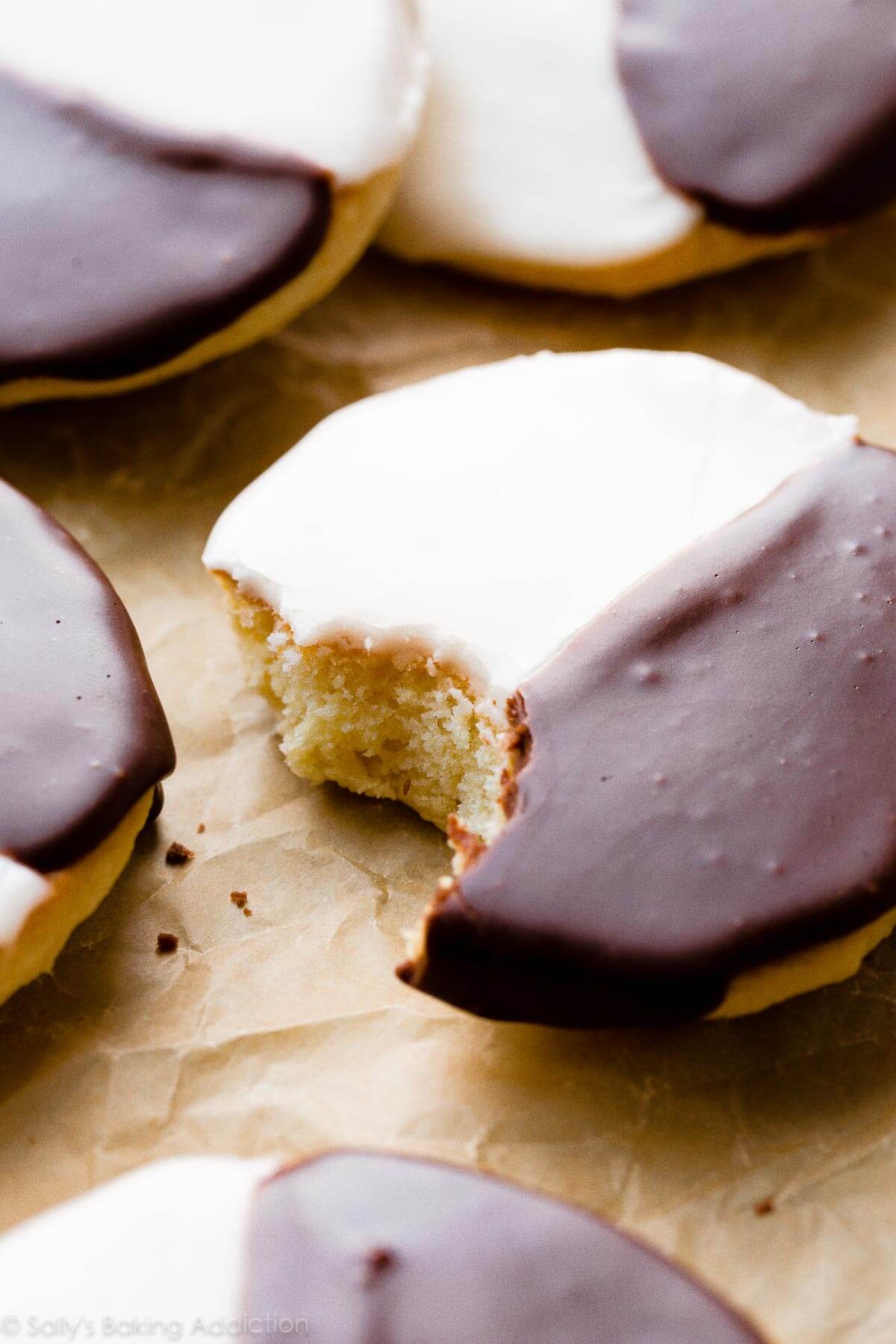 Comment faire des cookies noir et blanc à la new-yorkaise! Recette sur sallysbakingaddiction.com