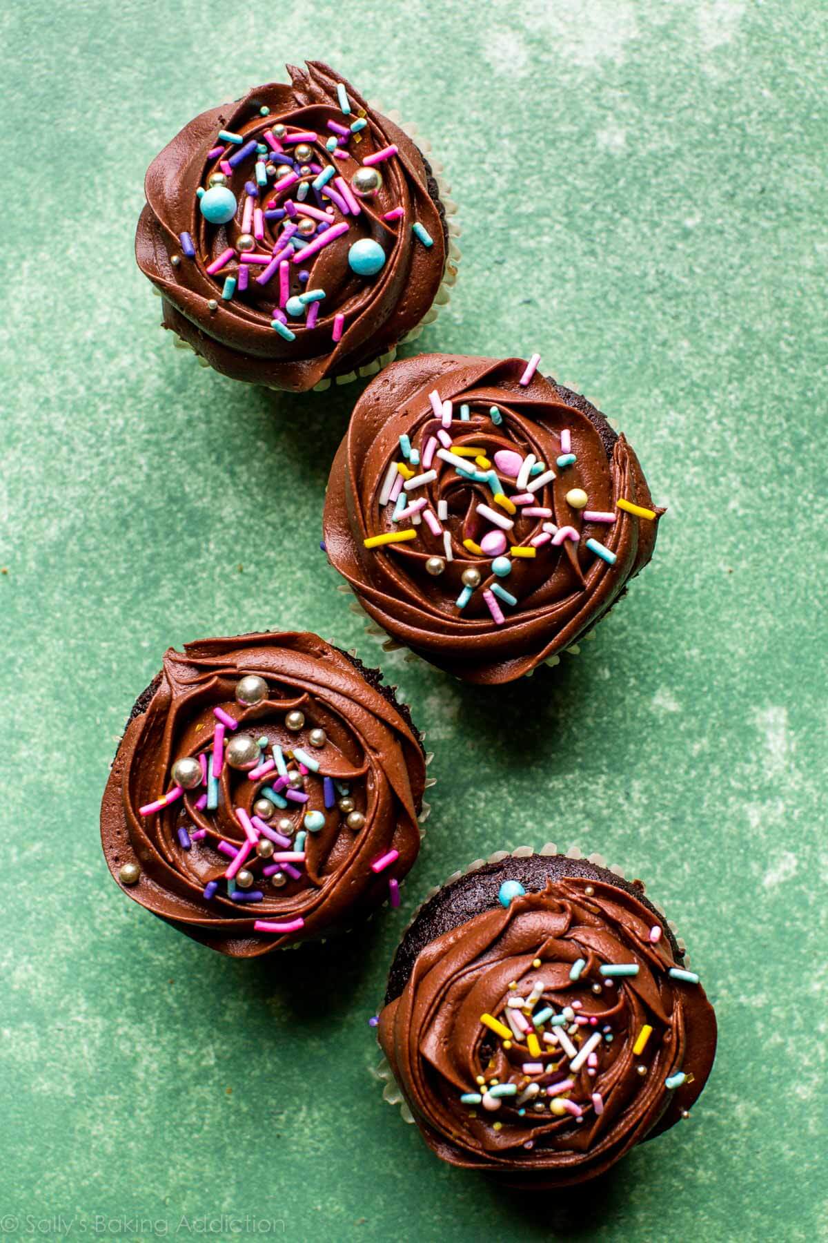 Cupcakes au chocolat super moelleux avec glaçage au chocolat sur sallysbakingaddiction.com