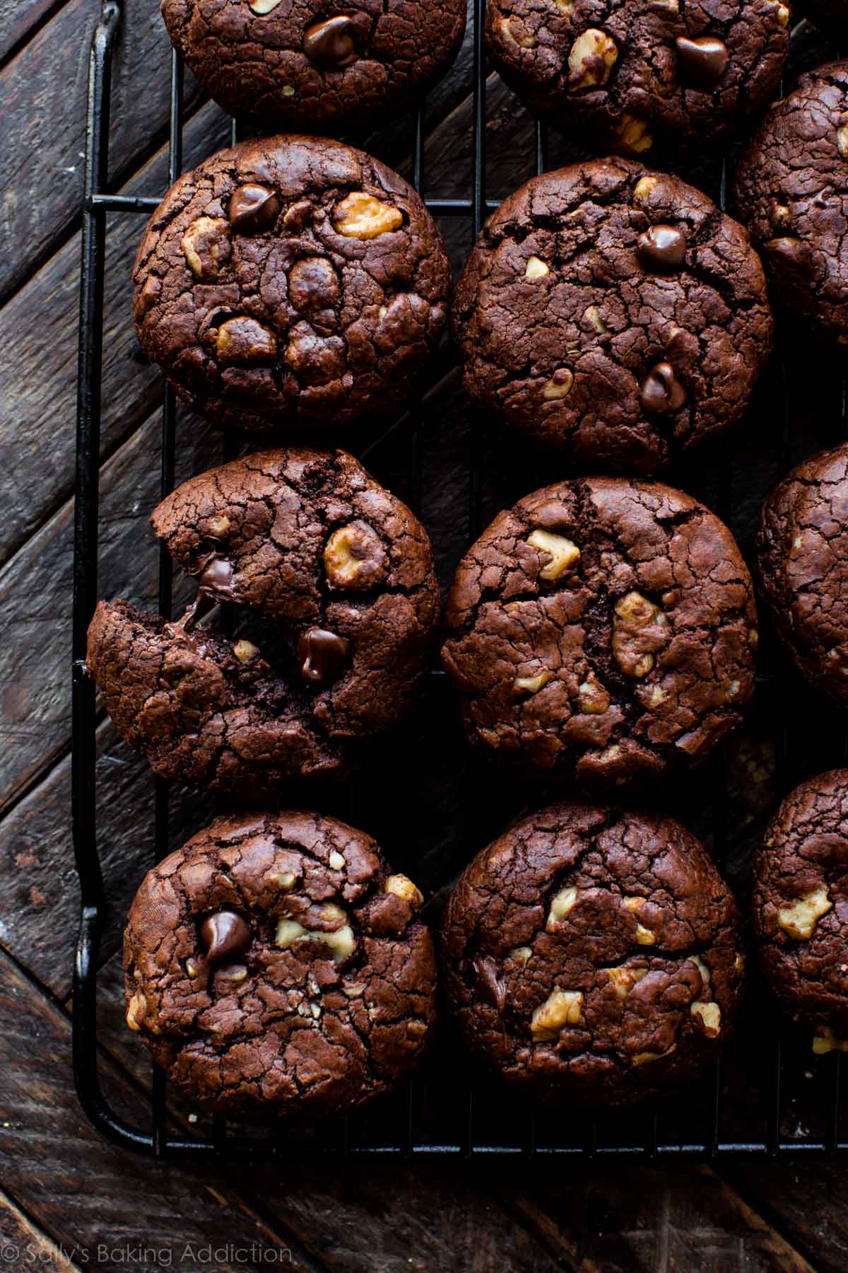 Biscuits brownie super moelleux, épais, moelleux et riches avec de gros morceaux de chocolat et de noix! Recette sur sallysbakingaddiction.com