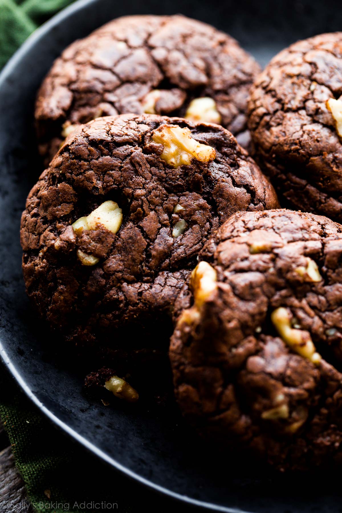 Biscuits brownie super moelleux, épais, moelleux et riches avec de gros morceaux de chocolat et de noix! Recette sur sallysbakingaddiction.com