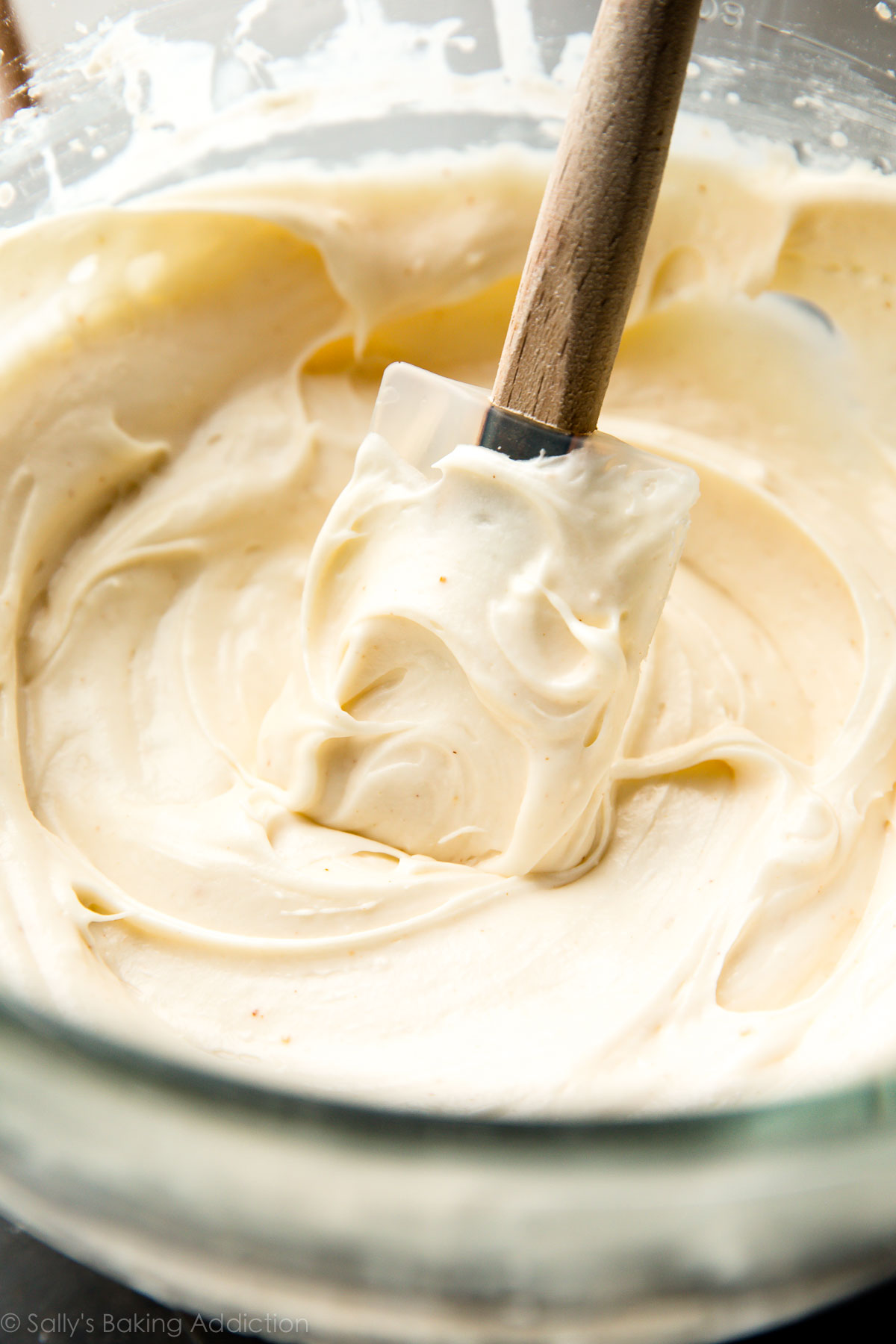 Comment faire du glaçage au fromage à la crème au beurre brun sur sallysbakingaddiction.com