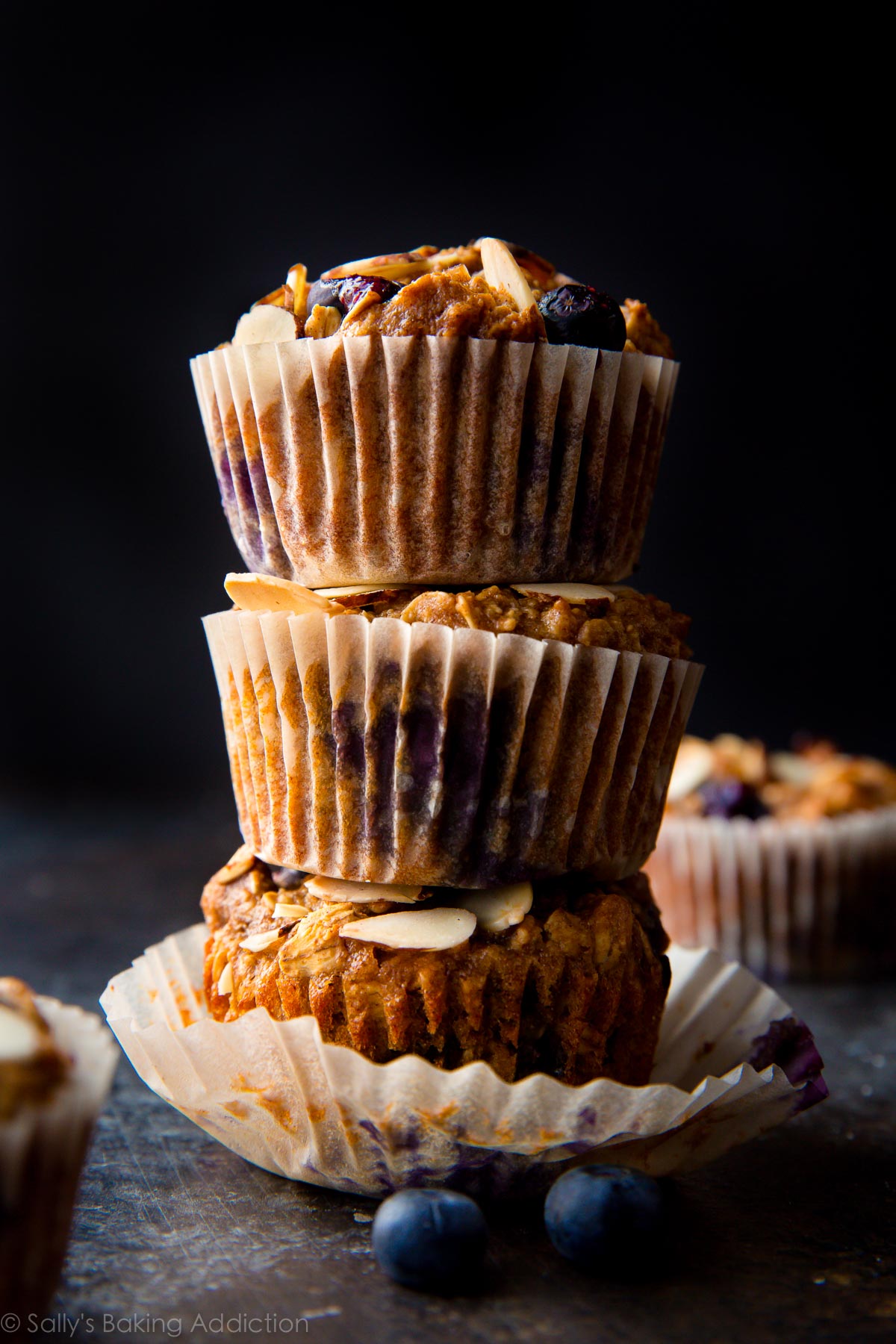 Muffins aux bleuets et aux amandes sur sallysbakingaddiction.com