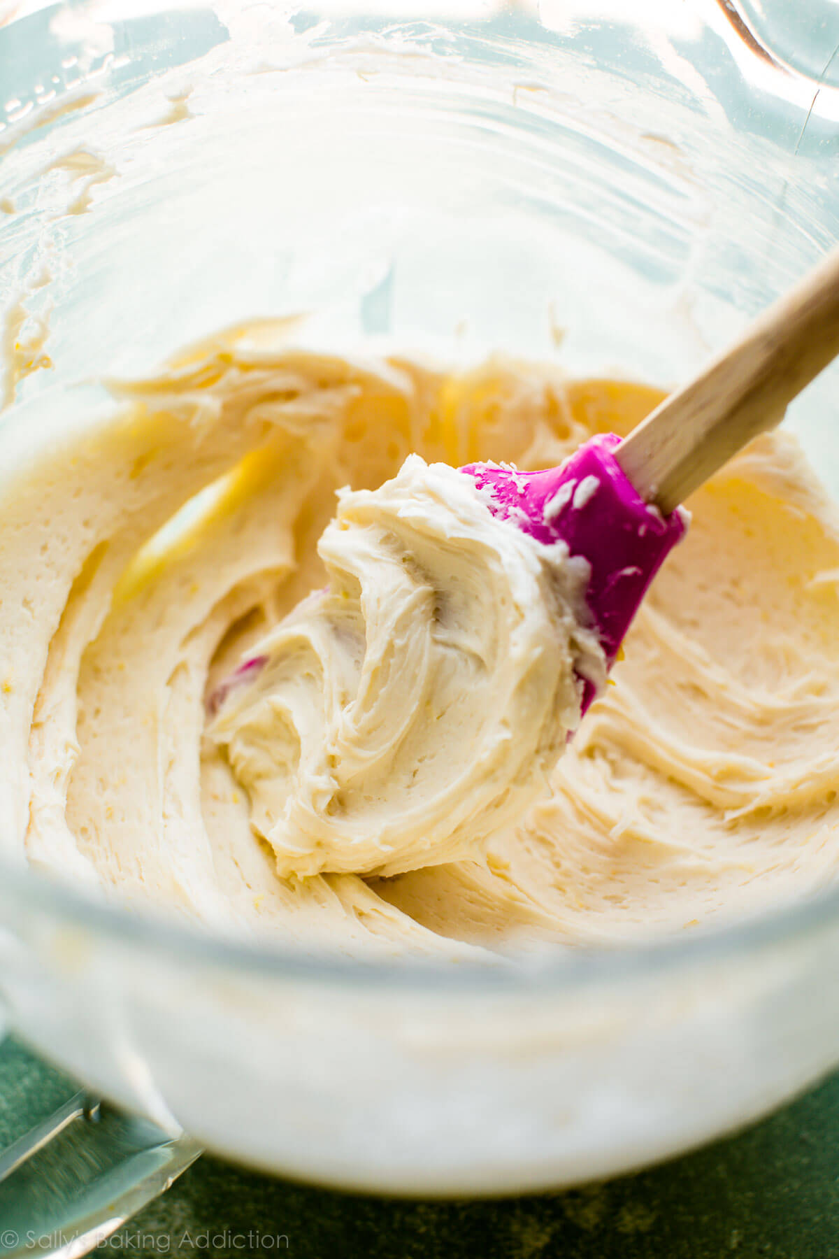 Le glaçage à la crème au beurre crémeux au citron est si facile à faire et à pipe! Goûte le meilleur sur les cupcakes au citron! Recette sur sallysbakingaddiction.com