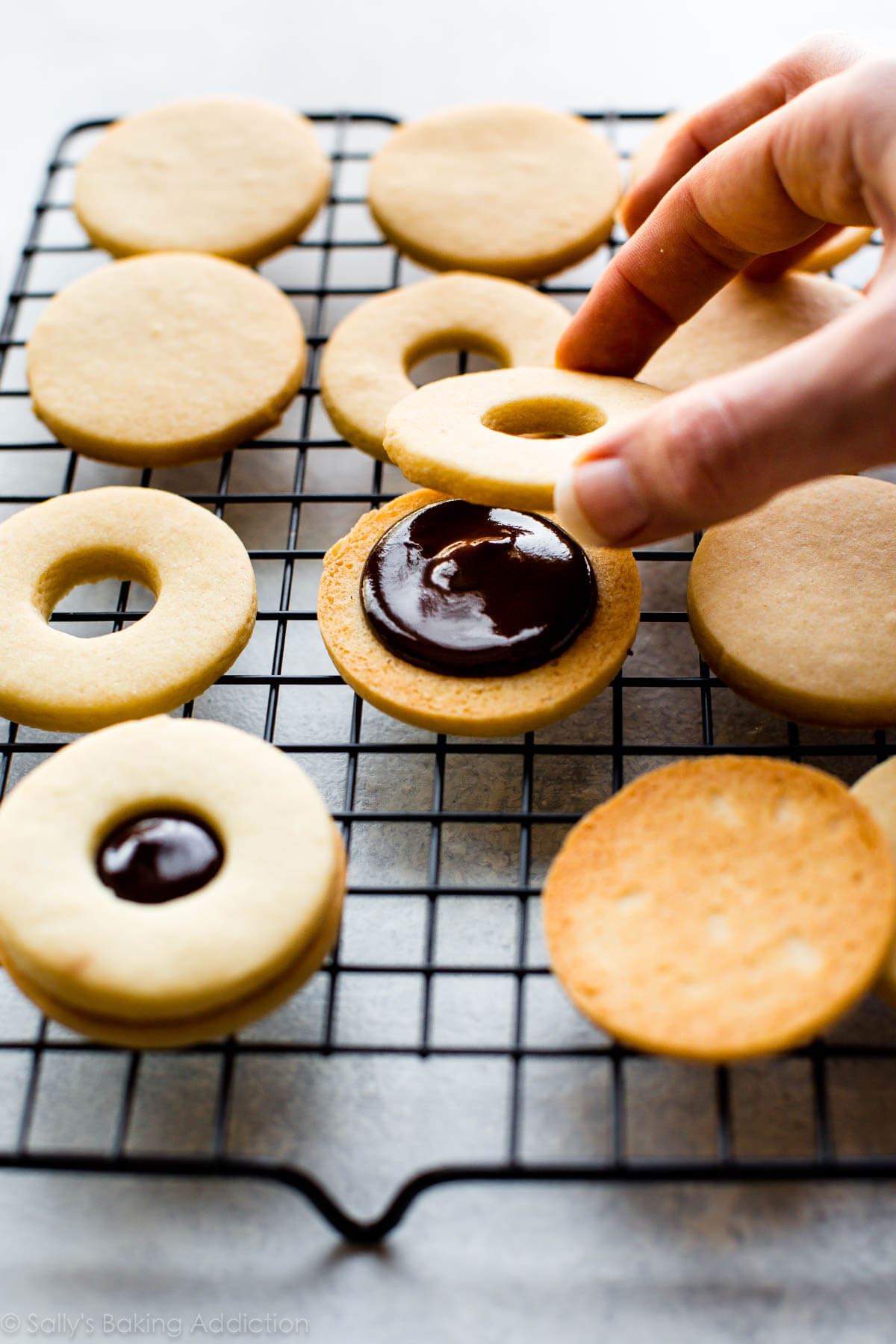 Comment faire des sandwichs aux biscuits au fudge rayé à partir du livre de recettes Sally's Cookie Addiction