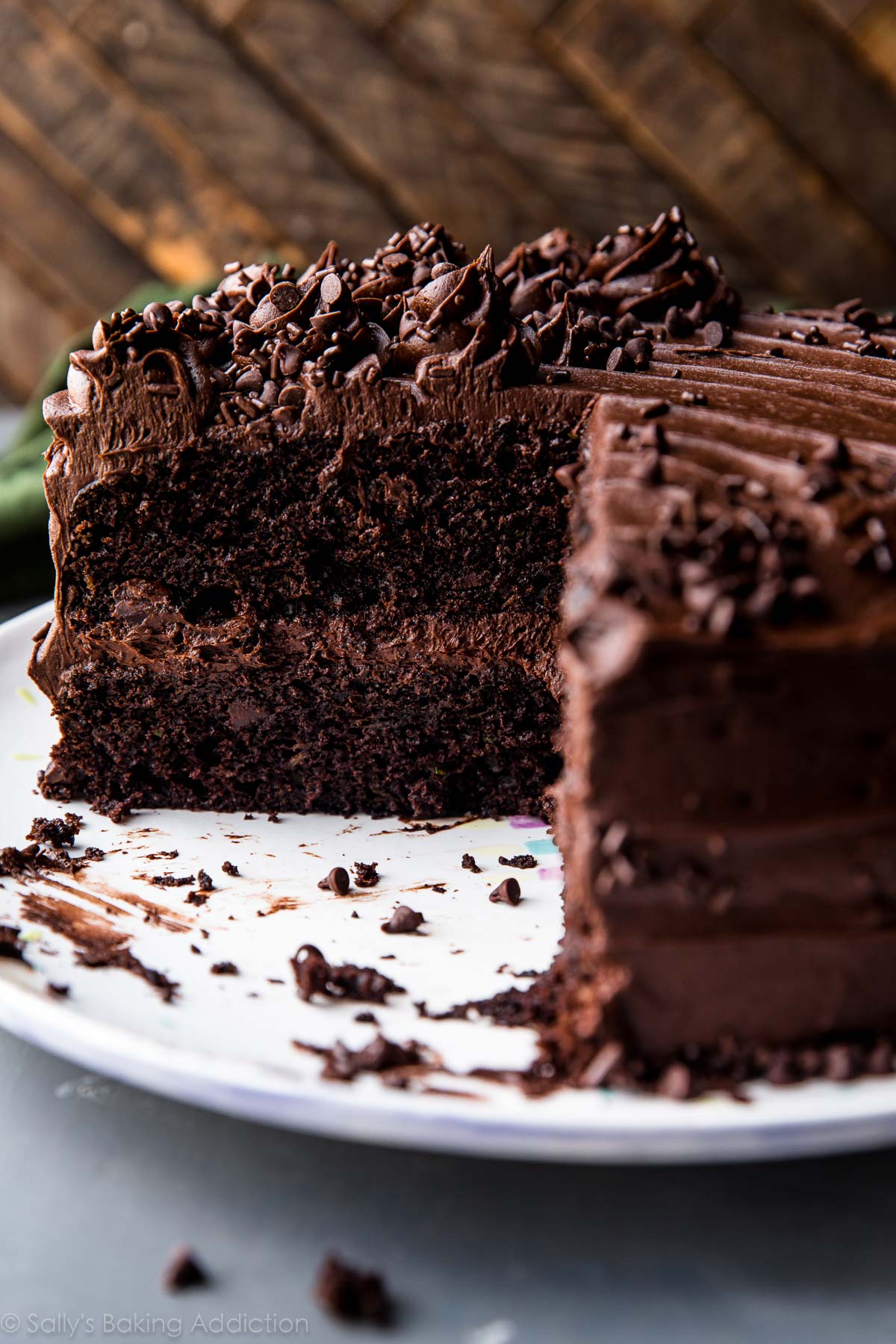 Gâteau au chocolat super riche et fondant avec glaçage aux pépites de chocolat et fondant au chocolat! Le meilleur gâteau aux courgettes! Recette sur sallysbakingaddiction.com