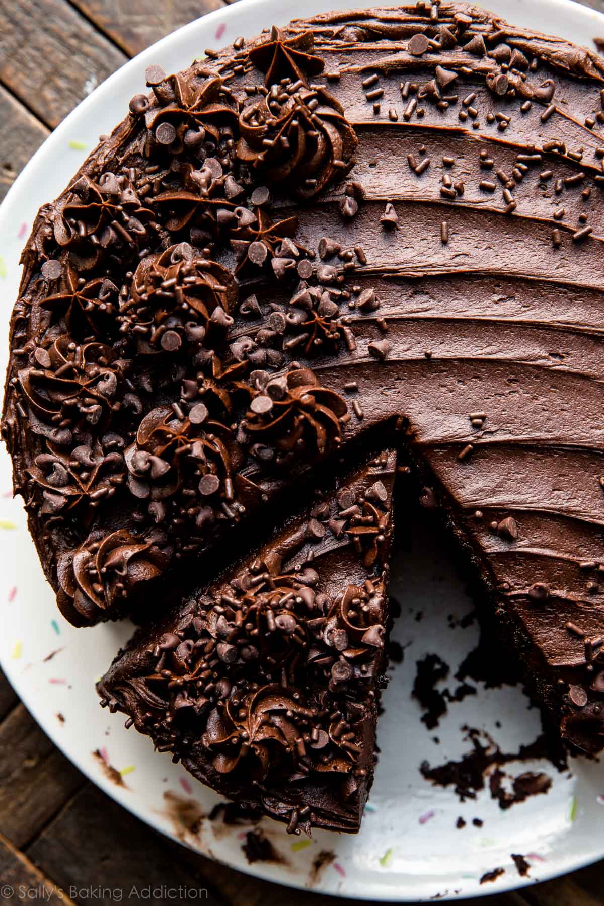 Gâteau au chocolat super riche et fondant avec glaçage aux pépites de chocolat et fondant au chocolat! Le meilleur gâteau aux courgettes! Recette sur sallysbakingaddiction.com