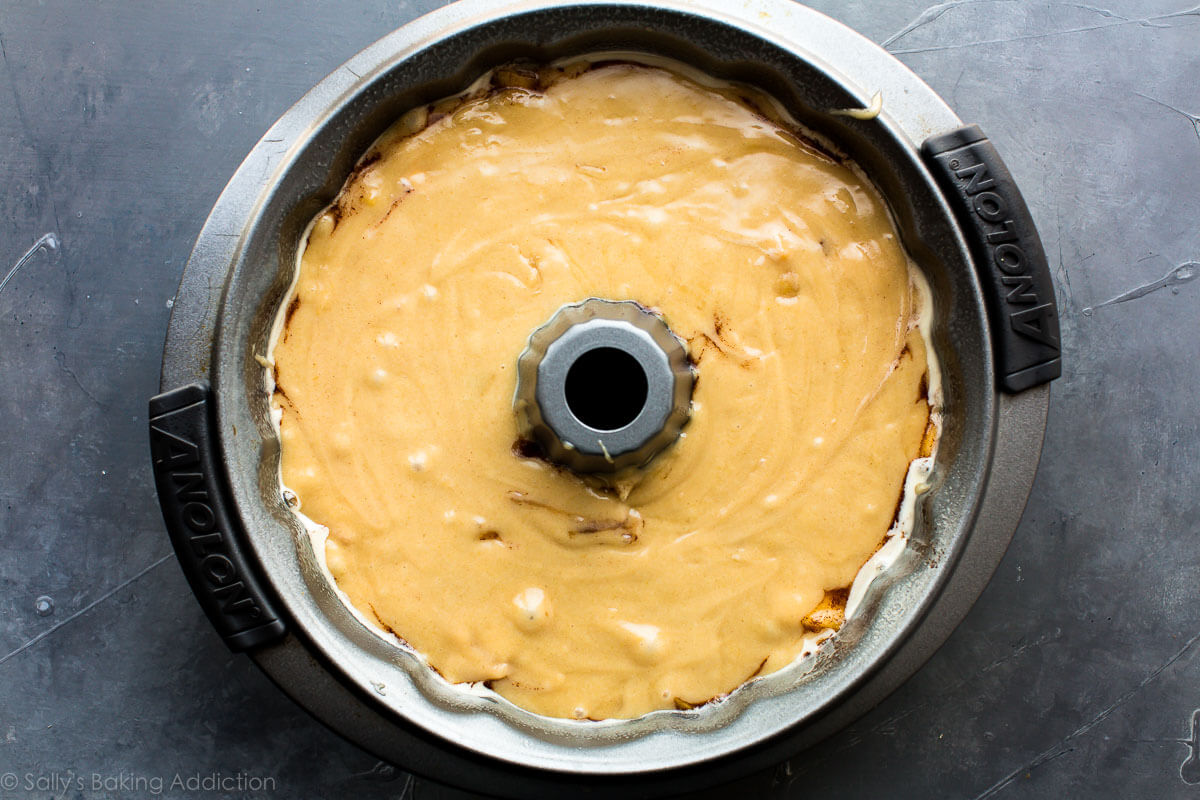 Gâteau Bundt aux pêches et glaçage au beurre brun sur sallysbakingaddiction.com