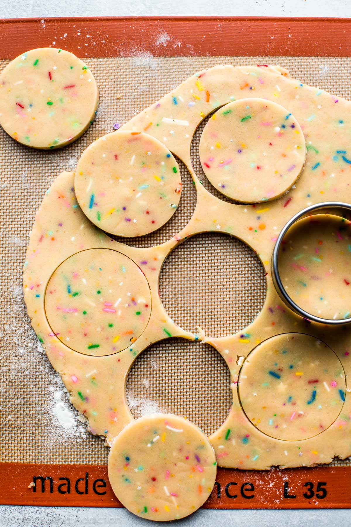 Biscuits au sucre Rainbow Funfetti! Recette sur sallysbakingaddiction.com