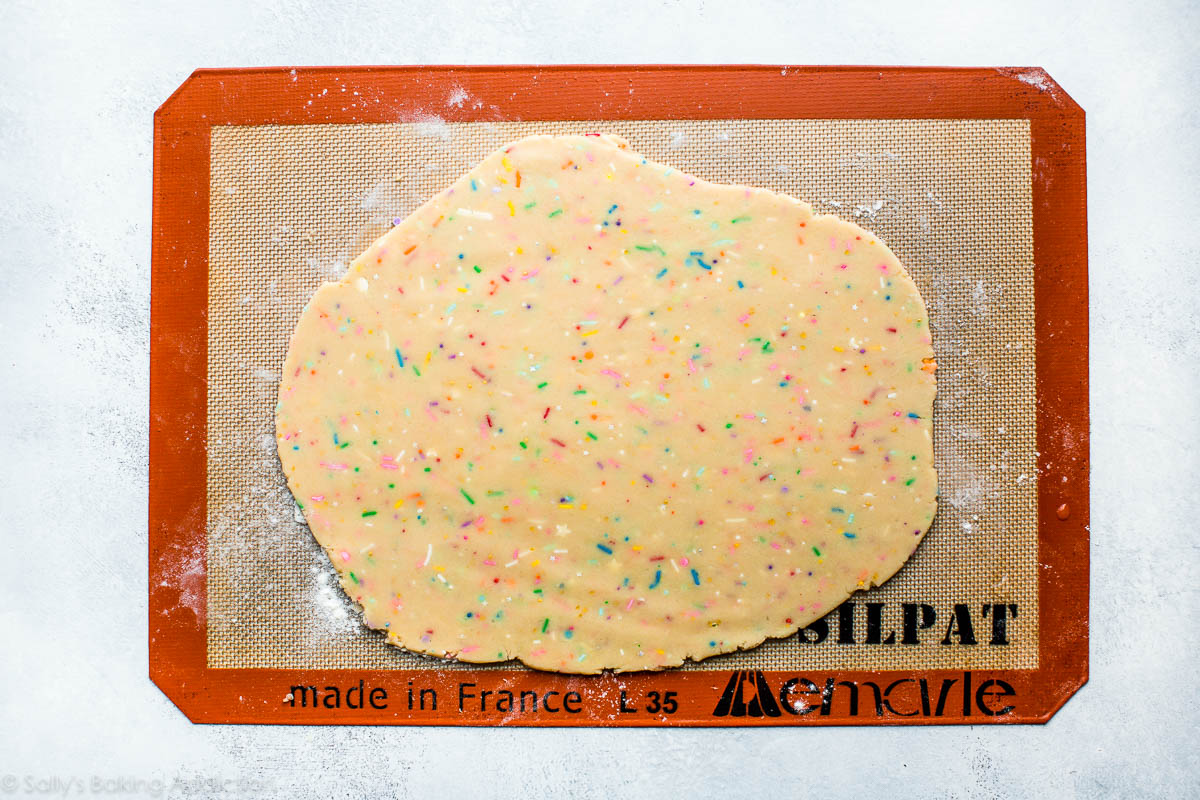 Biscuits au sucre Rainbow Funfetti! Recette sur sallysbakingaddiction.com