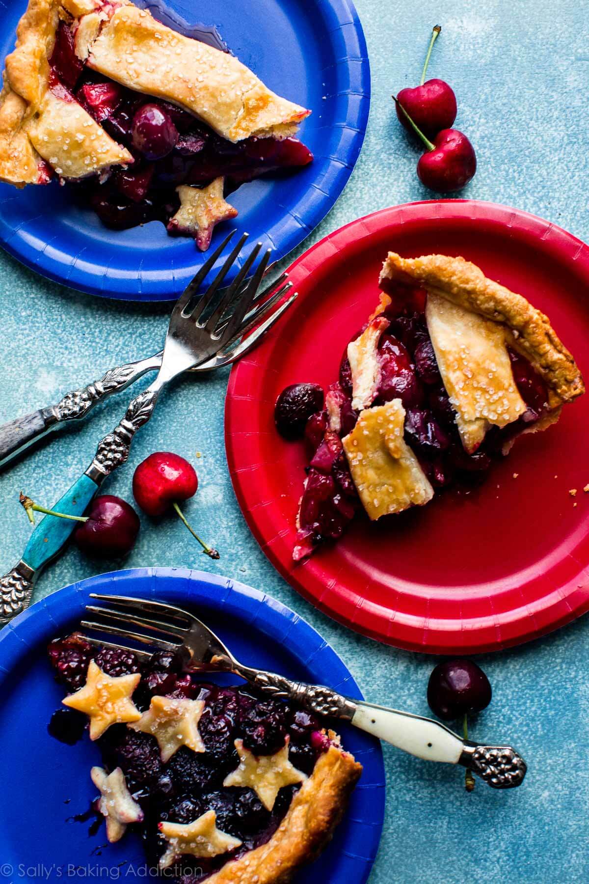 Comment faire une tarte au drapeau américain facile! Recette de garniture aux petits fruits et croûte de tarte feuilletée sur sallysbakingaddiction.com