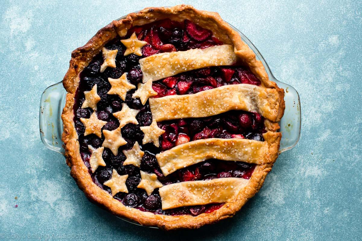 Comment faire une tarte au drapeau américain facile! Recette de garniture aux petits fruits et croûte de tarte feuilletée sur sallysbakingaddiction.com